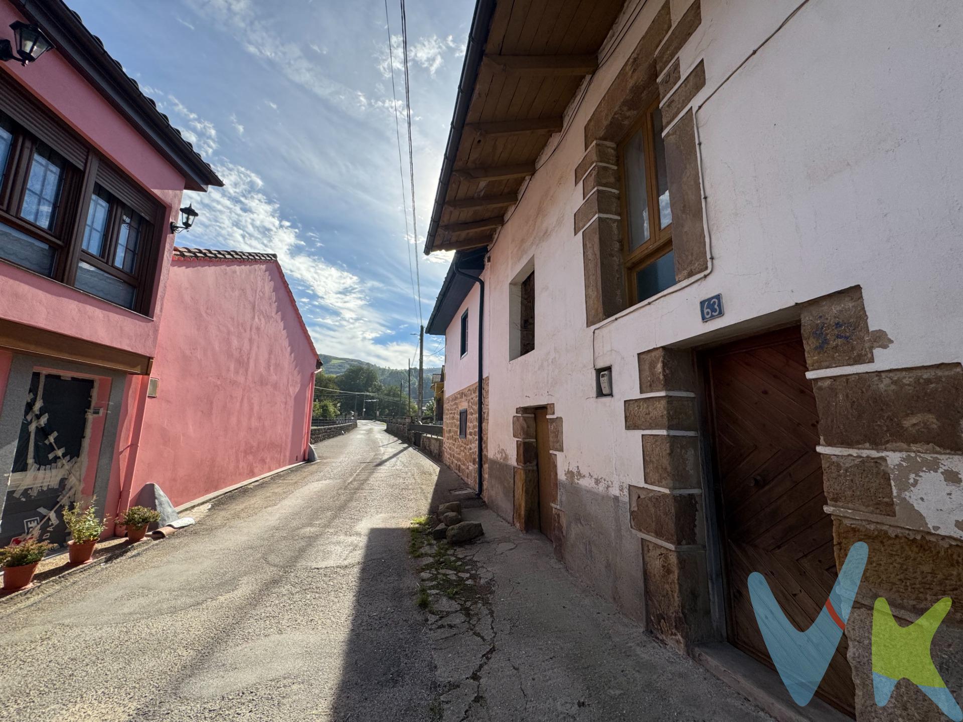 Inversión y Diseño: La Casa de Piedra con Espíritu Cántabro en Arenas de Iguña. ¡Atención inversores y amantes de la arquitectura con carácter! Presentamos una inigualable oportunidad de adquirir y transformar una histórica casa de piedra en San Juan de Raicedo (Arenas de Iguña), un punto estratégico que promete alta rentabilidad y calidad de vida. Potencial de Inversión Estratégica. Esta propiedad no es solo una vivienda; es un proyecto con un claro retorno de inversión, dada su ubicación privilegiada:. •	Ubicación Premium: Situada junto al Parque Natural Saja-Besaya y cerca del río Besaya, es ideal para explotar como alojamiento rural o alquiler vacacional de alta demanda. El atractivo natural está garantizado. •	Conectividad clave: La inmediata cercanía a la autovía A-67 y la estación de tren asegura un flujo constante de visitantes y facilita la vida a los futuros residentes. Estás a 45 minutos de Santander y a solo 40 minutos de la costa. •	Revalorización Garantizada: Al tratarse de una rehabilitación total (la última reforma es de 1960), la inversión en la modernización del inmueble se traduce directamente en un aumento significativo de su valor de mercado y en una optimización de la eficiencia energética.  Libertad de Diseño y Rehabilitación a Medida. La estructura existente ofrece el lienzo perfecto para crear una vivienda única que fusione lo rústico con lo contemporáneo:. •	Edificio de Piedra con Historia: La robusta estructura de piedra de dos plantas (vivienda y la antigua cuadra) permite la creación de amplios espacios diáfanos y la conservación de elementos arquitectónicos auténticos. •	Parcela Excepcional: Dispone de una parcela llana y cerrada con muro de piedra de 360 m². Este espacio es ideal para diseñar un jardín paisajístico, instalar una zona chill-out o incluso integrar una piscina, añadiendo un enorme valor a la propiedad. •	Espacios Únicos: La socarrena adosada a la casa es perfecta para transformarla en un porche cubierto, un comedor exterior o un garaje con encanto. Un entorno con todos los servicios (colegio, médico, supermercado, piscinas) y la promesa de una alta calidad de vida hacen de esta casa el proyecto que estabas buscando. Gastos de la transacción: . Compra sujeta al Impuesto de Transmisiones Patrimoniales. El adquiriente deberá hacerse cargo del coste de la escritura y su inscripción en el Registro de la Propiedad. 