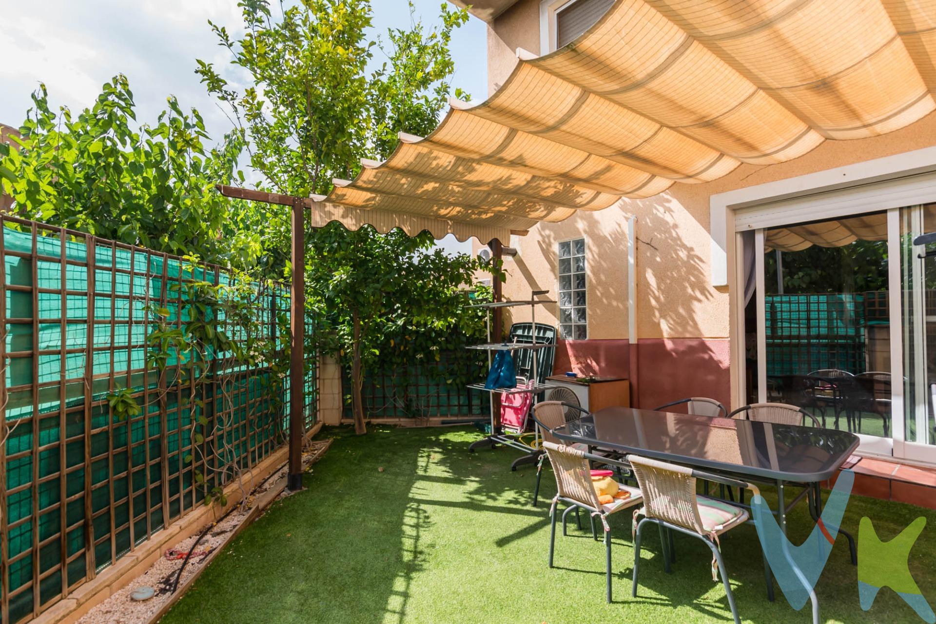 Crea el hogar que siempre has soñado.. en esta preciosa vivienda adosada en Altorreal, es una vivienda muy luminosa, con la mejor orientación sur y norte, ubicada estratégicamente junto a la entrada por el Chorrico, tiene una parcela de 170 m² y 131 m² construidos de vivienda. Dispone de cuatro amplios dormitorios y tres baños, ideales para familias numerosas o quienes buscan espacio adicional. . En la planta principal, encontramos un amplio salón con chimenea y salida directa a la parcela de la vivienda y al porque de la entrada, también tiene un baño, cocina amueblada con algunos electrodómesticos y lavadero y despensa,  y aire acondicionado por split, tiene preinstalación de calefacción por gas propano, perfecto para cualquier estación del año, la casa también tiene espacio suficiente para estacionar un vehículo en la parcela. En la planta superior tiene 3 amplios y luminosos dormitorios con 2 baños, uno de ellos en suite, y espectaculares vistas al campo de golf y la piscina. En la entrada tiene acceso para vehiculos, y un calido y amplio porche, contando además con otro en la parte posterior de la vivienda con cesped artificial y salida directa al jardin y piscina de la comunidad, donde podrás disfrutar de unas románticas veladas con amigos, o relajarte leyendo. Ubicada en una zona espectacular y bien comunicada, esta propiedad se encuentra junto al campo de golf en la avenida principal de Altorreal. Todos los servicios están a tu alcance: farmacias, restaurantes, supermercados, colegios y zonas ajardinadas. Además, estarás a solo 15 minutos de Murcia con transporte público disponible. Disfruta de la tranquilidad de vivir en una zona residencial con piscina comunitaria y rodeada de naturaleza. La vivienda, construida en 2009, se encuentra en excelente estado y cuenta con armarios empotrados en todas las habitaciones. Orientada a sur y  norte, garantiza una luminosidad excepcional durante todo el día. No pierdas la oportunidad de adquirir esta maravillosa casa adosada en Altorreal. Cuando te pongas en contacto con nosotros te informaremos de los gastos que no están incluidos en el precio, gastos de compraventa y honorarios de agencia y te ayudaremos para que tu proceso de compra con nosotros se convierta en un. Calma: Estado ideal de tranquilidad que tendrás al comprar tu casa con nosotros. Por último, te vamos a contar una cosa: Los propietarios han confiado en nosotros y nos han contratado en exclusiva para que les ayudemos a vender uno de sus bienes más preciados, su casa, su hogar. Esto para ti, como comprador, será una garantía ya que tendrás acceso a un servicio de calidad, un trato fácil, sencillo y sin interferencias de terceros. Por eso, te vamos a pedir un favor, habla con nosotros, no los molestes, te vamos a ayudar en caso de interés en todo el proceso y te vamos a facilitar toda la documentación e información que precises. Como ya te habíamos dicho, ¡Un servicio de calidad!. 