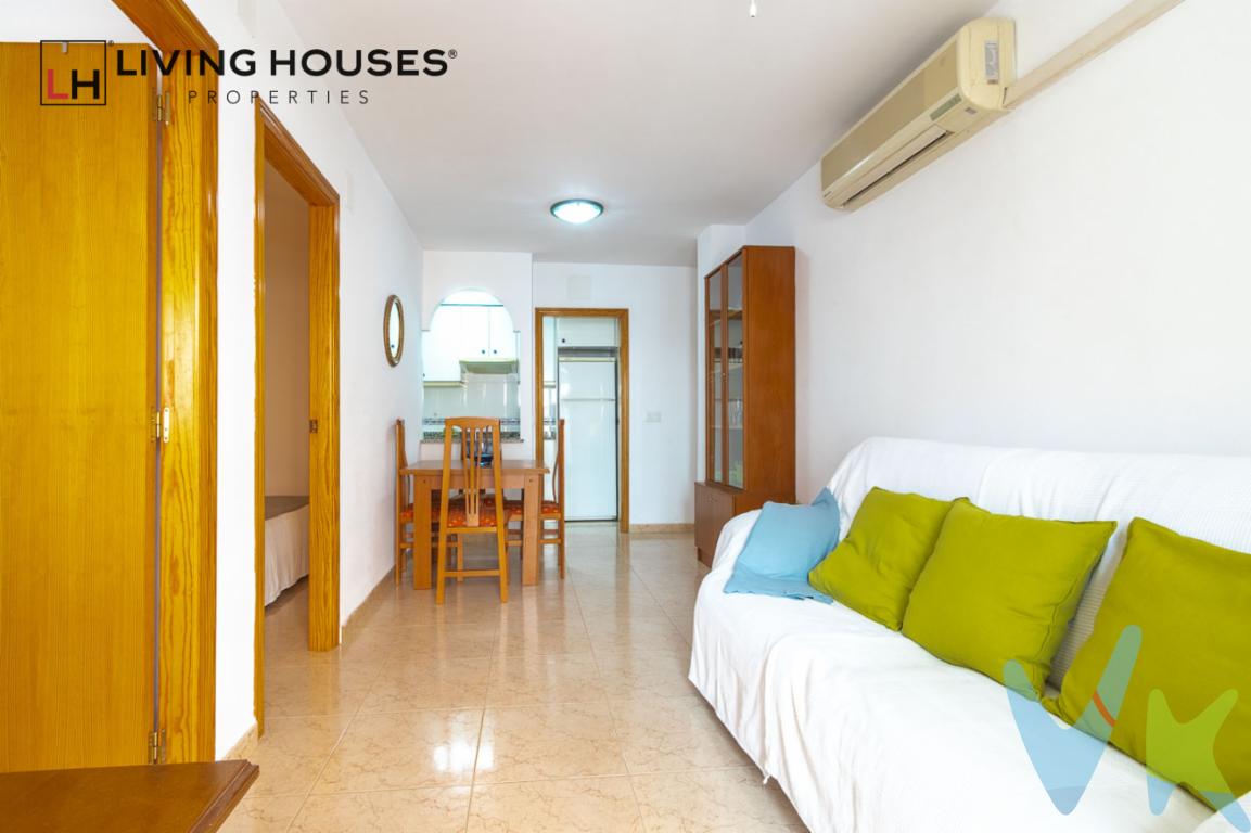  Se presenta una excepcional oportunidad para adquirir un acogedor piso en pleno corazón de Oropesa del Mar-Orpesa, ubicado en la codiciada Zona Centro. Este inmueble en venta promete satisfacer las más altas expectativas de quienes buscan confort y conveniencia. Situado en la segunda planta de un edificio moderno construido en el año 2002, este apartamento combina un diseño funcional con todas las comodidades necesarias para una vida contemporánea.El piso cuenta con una superficie de 56 metros cuadrados útiles, perfectamente distribuidos para maximizar cada espacio. Al acceder a la propiedad, se percibe de inmediato la calidez de un hogar cuidadosamente amueblado, con mobiliario de buen gusto que se integra armónicamente con los espacios. La cocina está equipada con todos los electrodomésticos necesarios, lista para ser utilizada desde el primer día.Dos luminosas habitaciones ofrecen el espacio ideal para descansar y desconectar. La distribución sigue una lógica eficiente, permitiendo que la luz natural fluya y haya un ambiente acogedor en cada rincón del piso. Asimismo, dispone de un baño completo, equipado con elementos de calidad que garantizan comodidad en el uso diario.La incorporación de un ascensor en el edificio facilita el acceso, añadiendo un plus de comodidad, especialmente apreciado en el día a día. Su ubicación en la planta segunda ofrece vistas despejadas y una mayor tranquilidad, manteniéndose a una distancia adecuada del bullicio de la calle.Uno de los grandes atractivos de este piso es su excelente conectividad. A pocos pasos se encuentran paradas de tren y autobús, lo que permite desplazarse fácilmente tanto por Oropesa del Mar como hacia localidades cercanas. Este factor lo convierte no solo en una elección ideal para residencia habitual, sino también en una atractiva opción de inversión, dada la alta demanda turística de la zona.La ubicación central ofrece acceso a una amplia gama de servicios, como tiendas, restaurantes y áreas de ocio, todos a corta distancia a pie. Este piso representa una excelente opción para aquellos que desean residir en el corazón de la ciudad, sin renunciar a la comodidad y funcionalidad que proporcionan las modernas instalaciones.Es una oportunidad que no debe pasarse por alto. La combinación de su estratégica ubicación, cómodas instalaciones y funcionalidad lo convierten en una opción atractiva tanto para jóvenes profesionales, parejas como para familias pequeñas. Una visita a este apartamento no decepcionará. Se invita cordialmente a concertar una cita para experimentar todo lo que esta excepcional propiedad tiene para ofrecer. Este piso está esperando convertirse en su próximo hogar. No deje pasar la oportunidad de hacer realidad su sueño de vivir en uno de los lugares más encantadores de Oropesa del Mar-Orpesa. 