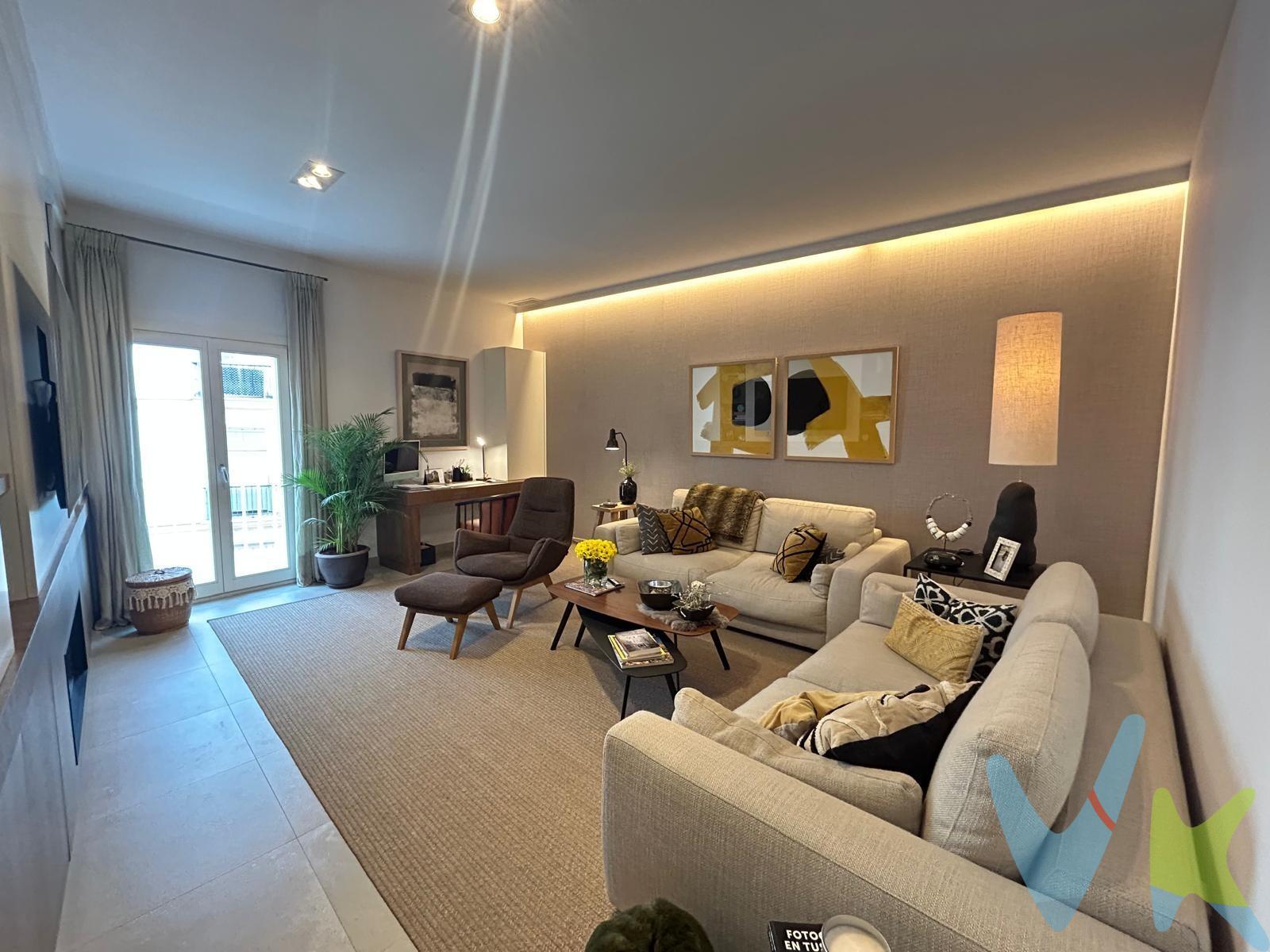 Descubre una vivienda única donde diseño, confort y ubicación se unen para ofrecerte una experiencia excepcional en el corazón de Cádiz. Situada en un edificio de reciente construcción (año 2023), a escasos pasos de la emblemática Plaza San Juan de Dios y del puerto de Cádiz, esta elegante segunda planta con ascensor, haciendo esquina, destaca por su extraordinaria luminosidad y su carácter soleado durante todo el día. Desde el primer momento, la vivienda enamora con un acogedor hall de entrada que da paso a una distribución cuidada al detalle. La cocina independiente, completamente amueblada y equipada con electrodomésticos de alta gama, combina funcionalidad y estética gracias a sus muebles panelados y su estudiada iluminación. El salón, exclusivo y sofisticado en decoración y en sus acabados, cuenta con una agradable zona de lectura, perfecta para disfrutar de momentos de calma, además de una chimenea eléctrica dotandola de un ambiente acogedor en ciertas temporadas del año y un balcón a la calle aportándo luz y una excelente ventilación. A través de un pasillo distribuidor accedemos a dos dormitorios individuales, ambos con balcones a la calle, un elegante aseo, y dormitorio principal, que dispone de su propio balcón exterior, un espectacular vestidor y un baño en suite que aporta privacidad y confort. Cada rincón de la vivienda ha sido decorado con un gusto exquisito, incorporando mobiliario de calidad y soluciones de almacenamiento mediante armarios empotrados a medida, realizados por ebanista. Además, cuenta con sistema de climatización y agua caliente por aerotermia centralizada, garantizando eficiencia energética y bienestar durante todo el año. Como broche de oro, esta propiedad ofrece una impresionante terraza solárium privativa en la azotea, ubicada justo sobre la vivienda y con la misma superficie que esta. Un espacio amplio y exclusivo donde disfrutar del aire libre, organizar reuniones o simplemente relajarse bajo el cielo de Cádiz. La vivienda se entrega tal y como aparece en las fotografías, lista para entrar a vivir o comenzar tu nuevo proyecto de vida sin preocupaciones. Una oportunidad única para quienes buscan calidad, estilo y una ubicación inmejorable. No dejes pasar esta joya. Llámanos y ven a descubrir tu próximo hogar. Por mandato expreso del propietario, comercializamos este inmueble en exclusiva, lo que le garantiza el acceso a toda la información, a un servicio de calidad, un trato fácil, sencillo y sin interferencias de terceros. Por este motivo, se ruega no molestar al propietario, a los ocupantes de la propiedad o a los vecinos. Muchas gracias por su comprensión. En cumplimiento del Decreto de la Junta de Andalucía 218/2005 de 11 de octubre y de la ley 10/2025, de 26 de Diciembre, se informa al cliente que los gastos notariales, registrales, ITP, honorarios de intermediación y/o financieros y otros gastos inherentes a la compraventa no están incluidos en el precio. El consumidor tiene, conforme a la normativa vigente, a su disposición información y documentación adicional relativa al inmueble y condiciones de la compraventa, que podrá ser consultada en las sedes físicas de la Agencia y le serán debidamente informados en nuestras oficinas. Estaremos encantados de asesorarle y calcular con usted los gastos inherentes a la compraventa teniendo en cuenta sus circunstancias personales. 