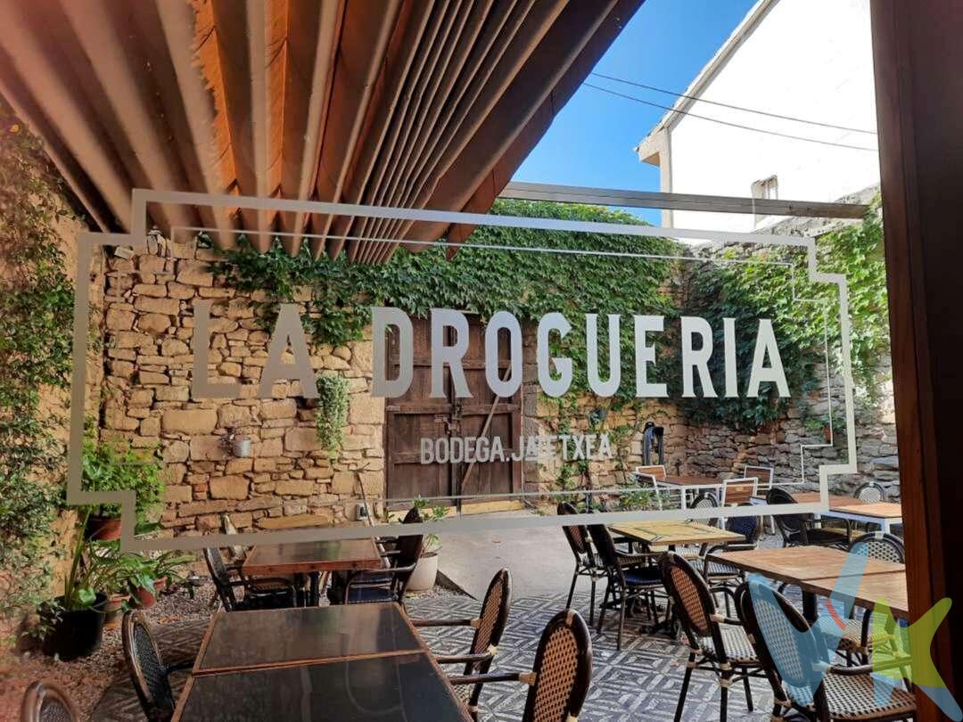 Puedes montar tu propio negocio cogiendo el testigo del bar “La Droguería”. Se TRASPASA uno de los restaurantes más emblemáticos de Puente la Reina-Gares.  El establecimiento está totalmente equipado y montado, con una bonita decoración que le da gran personalidad. Está ubicado en el centro del pueblo con dos entradas: una por la terraza (desde calle) y  la otra por la plaza del Ayuntamiento. La entrada desde la terraza de la calle da a un bonito patio con otra terraza más “íntima”. El interior está dividido en zona de barra, dos baños y mesas interiores. Desde uno de los rincones con vistas al pórtico de la plaza del Ayuntamiento. Hay que destacar su amplia cocina preparada para el espectáculo interactivo del Show Cooking o cocina en vivo, experiencia gastronómica única.
Cuenta con licencia de bar-cafetería en vigor y todas las instalaciones requeridas para el desarrollo de la actividad (protección contra incendios, alarma, salida de humos etc.)
Actualmente sigue en pleno funcionamiento generando muy buenos ingresos demostrables. Mantiene su clientela además del turismo ya que Puente la Reina (a sólo 23 km de Pamplona) tiene mucha vida y eventos para recibir a sus visitantes (Mercado del pimiento, ferias de artesanía, maratón Pamplona-Puente de patinaje a nivel internacional, fiestas, conciertos...)
Renta mensual: 1.337 €.  La renta indicada corresponde al importe mensual del arrendamiento del inmueble. A título informativo, se hace constar que, conforme a la normativa vigente: Fianza legal: 2.200 €.    Gastos generales y suministros: IBI y gastos de comunidad a cargo de parte arrendadora. Los consumos individualizados de suministros (agua, electricidad, gas, telecomunicaciones) serán asumidos por parte arrendataria conforme a los contratos que  formalice así como arbitrios y contribuciones que puedan derivarse del negocio que vaya a implantarse. Traspaso del actual negocio: 240.000 €. Honorarios de traspaso a cargo de la parte transmitente.  Honorarios de intermediación inmobiliaria: una mensualidad por parte arrendadora y otra mensualidad por parte arrendataria. Ambas más su correspondiente IVA. El consumidor tiene derecho, conforme a la normativa vigente, a disponer de información y documentación adicional relativa al inmueble y condiciones del arrendamiento, accesible en la sede física de la agencia calle amaya 2b- 4º dcha. Las superficies expresadas en esta página tienen carácter descriptivo y son aproximadas. Mobiliario en inventario. Datos meramente informativos, sin valor contractual. La agencia actúa exclusivamente como intermediaria en la operación estando cualquier arrendamiento y sus condiciones sujetas a la aceptación expresa del arrendador del inmueble y a la posterior formalización del correspondiente contrato.