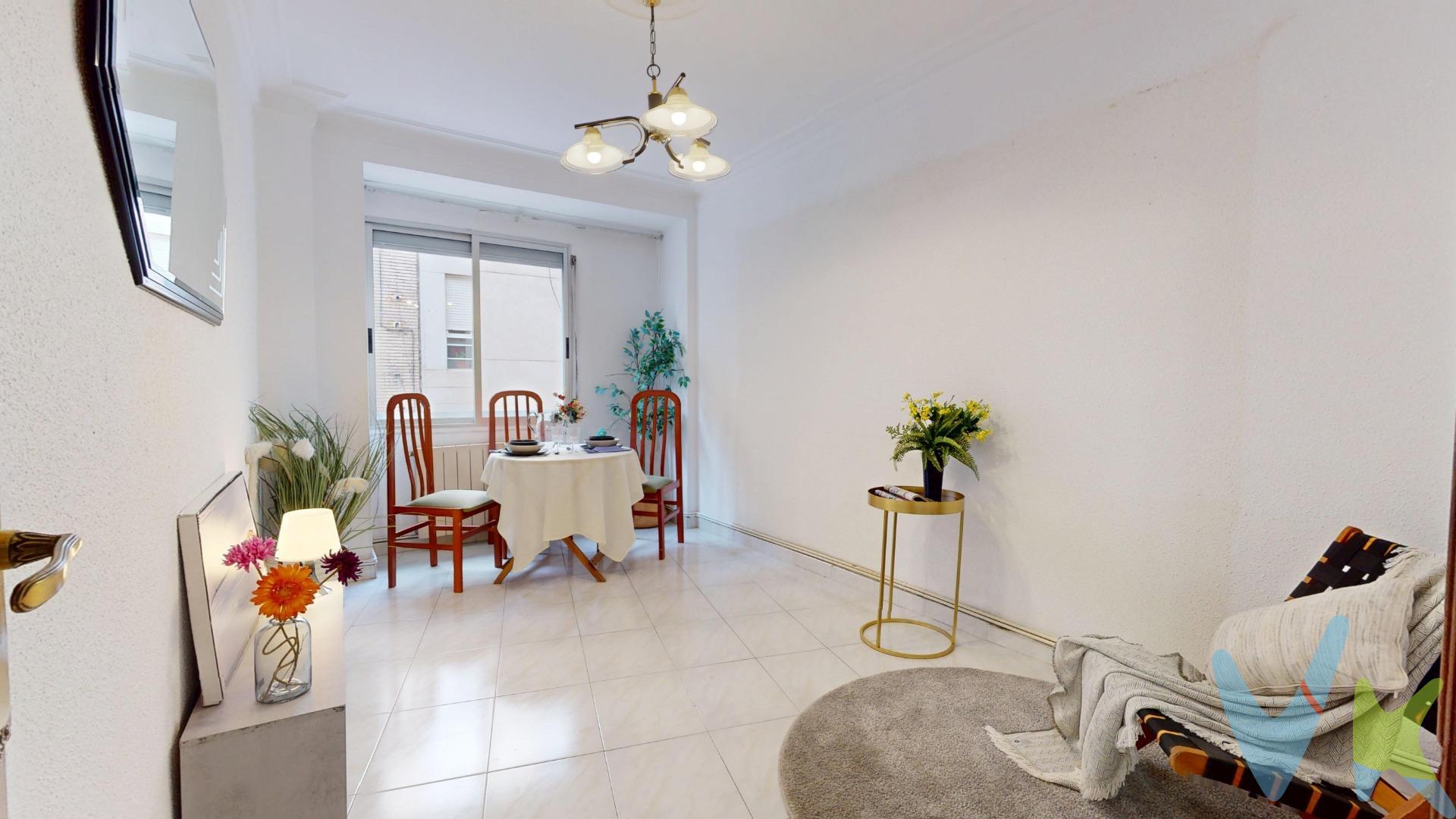 Si estás buscando tu primera vivienda o una inversión, este piso en calle Bélgica, en el barrio de Delicias, puede ser justo lo que necesitas. Ubicado en primera planta sin ascensor, ofrece la comodidad de pocos vecinos y gastos de comunidad reducidos, ideal para quienes valoran la tranquilidad y el ahorro mensual. La vivienda se distribuye de forma práctica y acogedora:. ✨ Dos dormitorios con buena luz natural, perfectos como habitación principal y despacho, cuarto infantil o espacio multifuncional. ✨ Salón confortable, pensado para crear tu rincón de descanso o reuniones con familia y amigos. ✨ Cocina independiente con salida directa a una auténtica joya: una terraza de casi 19 m². Esta terraza es, sin duda, uno de los grandes atractivos de la vivienda. Un espacio amplio y versátil donde podrás crear tu oasis urbano: zona de plantas, comedor exterior, rincón chill out o incluso un pequeño huerto urbano 🌿☀️. ✨ Baño completo. Calefacción individual de gas, que te permite controlar el consumo y disfrutar de confort en invierno. Una vivienda con mucho potencial, perfecta para quienes buscan un hogar acogedor en una zona consolidada, con todos los servicios a mano y buena conexión con el resto de la ciudad. Si quieres más información o concertar una visita, ¡llámanos! Este tipo de oportunidades en Delicias vuelan 😉. **Gastos de compraventa e intermediación no incluidos en el precio. **NOTA HISTÓRICA: es un país de Europa Occidental conocido por sus ciudades medievales, su arquitectura renacentista y las sedes centrales de la Unión Europea.