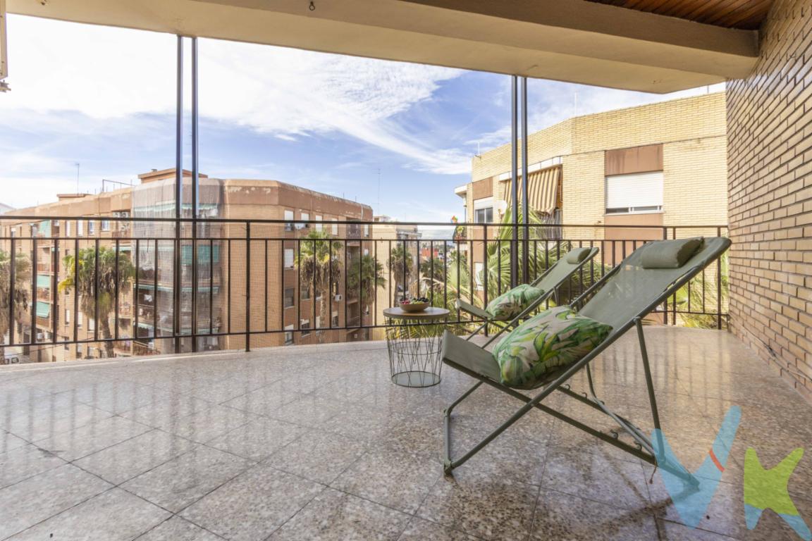 Se describe este piso en venta ubicado en el barrio de Benimàmet, Valencia. La propiedad está situada en la quinta planta de un edificio construido en el año 1970. Es relevante señalar que la finca dispone de ascensor, lo que facilita el acceso directo a la vivienda.La superficie total construida de la propiedad es de 127 metros cuadrados (m²). De estos, la superficie útil, que corresponde al espacio interior habitable, es de 114 metros cuadrados (m²). La vivienda ha sido objeto de una reforma integral reciente, por lo que se entrega a estrenar. A continuación, se detallan las características objetivas de la distribución del inmueble y su localización.Distribución del Inmueble y SuperficiesLos 114 m² útiles de la vivienda se distribuyen en cuatro (4) habitaciones. Esta configuración ofrece versatilidad de uso, permitiendo que las estancias se destinen a dormitorios, a un despacho para trabajo, o a zonas de estudio, según las necesidades del propietario.La zona de día se compone de una sala de estar (salón). Esta estancia principal tiene acceso directo a un balcón, que proporciona un espacio exterior privado a la vivienda. La cocina, independiente y también reformada, cuenta con una galería anexa. Este espacio adicional funciona como zona de lavandería y permite una mejor organización del almacenamiento.Un factor funcional clave es que la vivienda dispone de dos (2) cuartos de baño completos. Esta dotación (dos baños para cuatro habitaciones) aporta un nivel de comodidad superior para la convivencia diaria, optimizando el uso de las zonas húmedas.Calidades y Estado de la ViviendaEl factor más destacable de esta propiedad es su estado: se entrega con una reforma integral reciente, completamente a estrenar. Esta condición elimina la necesidad de realizar inversiones o actualizaciones a corto y medio plazo.La vivienda está situada en la quinta planta del edificio. Dispone de doble orientación, Norte y Oeste. La orientación Oeste es relevante ya que garantiza la entrada de luz solar directa durante las horas de la tarde en las estancias correspondientes.Al tratarse de una planta alta, la propiedad se beneficia de vistas despejadas, lo que incrementa la sensación de amplitud visual y asegura una ventilación cruzada eficiente, favorecida por la doble orientación.El Edificio y el Entorno (Benimàmet)La finca (el edificio) donde se ubica el piso, construida en 1970, está equipada con ascensor. Este es un elemento funcional esencial, especialmente para una quinta planta, ya que asegura la accesibilidad para personas con movilidad reducida y facilita la vida diaria (subir la compra, carritos, etc.).La ubicación en Benimàmet sitúa la vivienda en un barrio consolidado que dispone de una infraestructura completa de servicios. A corta distancia a pie, se pueden encontrar supermercados, centros educativos (colegios), centros de atención médica y diversas opciones de comercio y restauración.Un aspecto funcional destacado de la localización es la conectividad mediante transporte público. La propiedad se encuentra muy próxima a paradas de la red de Metrovalencia y a diversas líneas de autobús (EMT). Esta proximidad permite desplazamientos eficientes al centro de Valencia y a otras áreas de la ciudad sin depender de un vehículo privado.Contacto para VisitaEsta propiedad es una opción para compradores que buscan una vivienda de cuatro habitaciones, con ascensor, buenas conexiones de transporte y, crucialmente, con una reforma integral a estrenar en Benimàmet.Si desea recibir información más detallada o coordinar una visita para evaluar personalmente el estado, la distribución y las calidades de la reforma, por favor, póngase en contacto con nuestra agencia. 