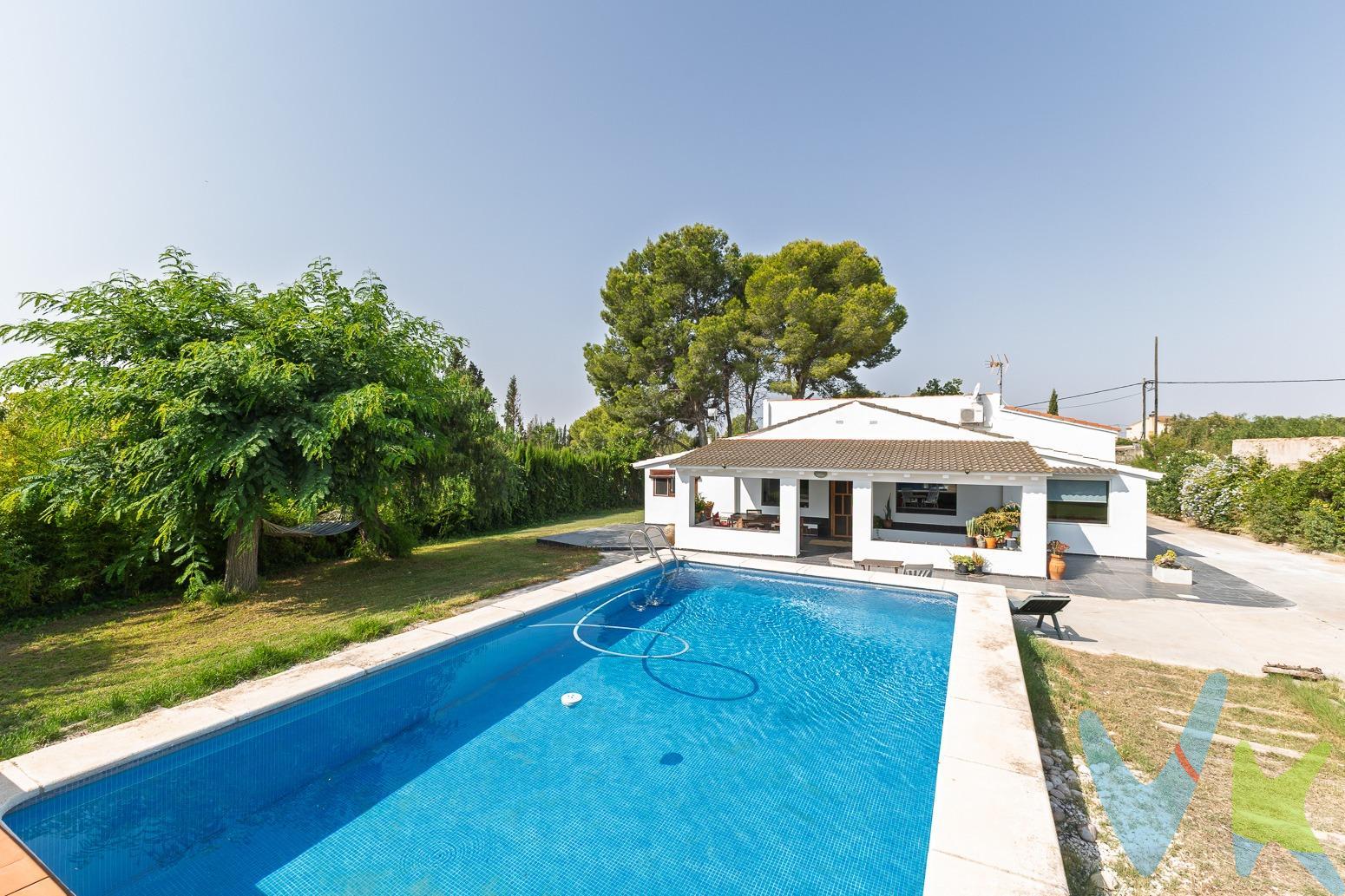 Descubre este impresionante chalet en venta ubicado en la tranquila y deseada zona de Safareig, Lliria. Con un precio atractivo de 295,000 euros, esta propiedad ofrece una excelente oportunidad para quienes buscan comodidad y bienestar. El chalet cuenta con dos habitaciones dobles luminosas que proporcionan el descanso ideal a sus residentes, además de una habitación sencilla perfecta como oficina o cuarto adicional. Dispone también de un baño completo y un aseo complementario que aseguran funcionalidad para toda la familia. En perfectas condiciones generales, está listo para convertirse en tu nuevo hogar sin necesidad de reformas adicionales. Una característica destacable, son sus grandes ventanales de cristal lo que hace que te sientas en plena naturaleza y aporta al interior de la vivienda mucha luminosidad, tambien es destacable  su amplia área exterior donde encontrarás encantadores árboles que ofrecen sombra durante los calurosos días del verano; así mismo podrás disfrutar refrescándote en la piscina privada rodeado por naturaleza pura e instalaciones óptimas para tus momentos familiares o sociales al aire libre. La cercanía a las paradas de autobús facilita el acceso al transporte público lo cual resulta conveniente si deseas explorar otras áreas circundantes sin complicaciones. Este chalet no solo representa calidad sino también estilo vida saludable cerca del bullicio urbano mientras te permite descansar pacíficamente cuando lo desees. Si necesitas financiacion contamos con un equipo muy completo de financiacion el cual te buscara la hipoteca que mas se ajuste a tu medida.