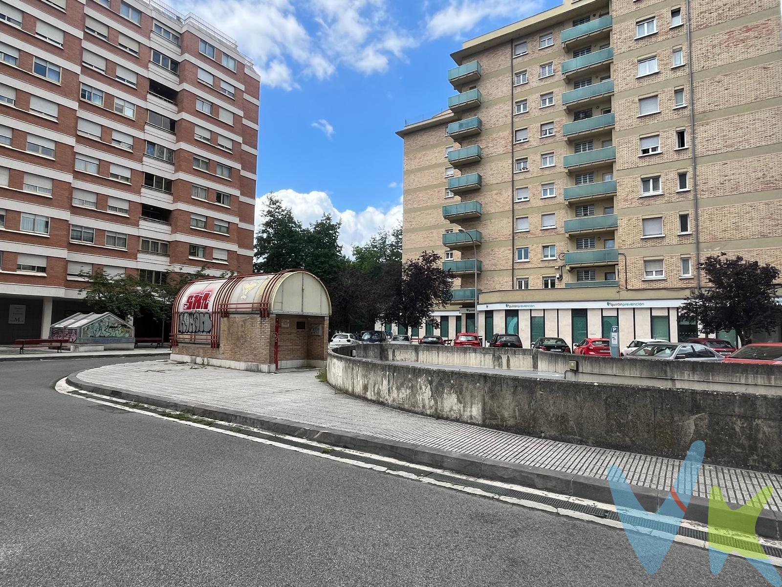 Te ofrecemos una plaza de garaje en venta en la Avenida Sancho el Fuerte, en el barrio de Iturrama, ubicada en el sótano -4 del edificio, tiene ascensor, por lo tanto no tiene barreras arquitectónicas. . Esta plaza es perfecta para quienes buscan comodidad y facilidad de acceso en una zona céntrica y bien comunicada.   Calles interiores amplias facilita la entrada y salida, haciendo que aparcar sea sencillo y sin complicaciones., además, su precio es muy competitivo, convirtiéndola en una excelente inversión o solución para tu movilidad diaria.   . No dejes pasar esta oportunidad de adquirir una plaza de garaje en una de las zonas más demandadas de Pamplona. Disponemos de dos plazas de garajes más en venta, en el mismo edificio, las dos están juntas, ubicadas en el sótano -3 también cómodas y de fácil acceso. .  ¡Contáctanos para más información y reserva la tuya!!