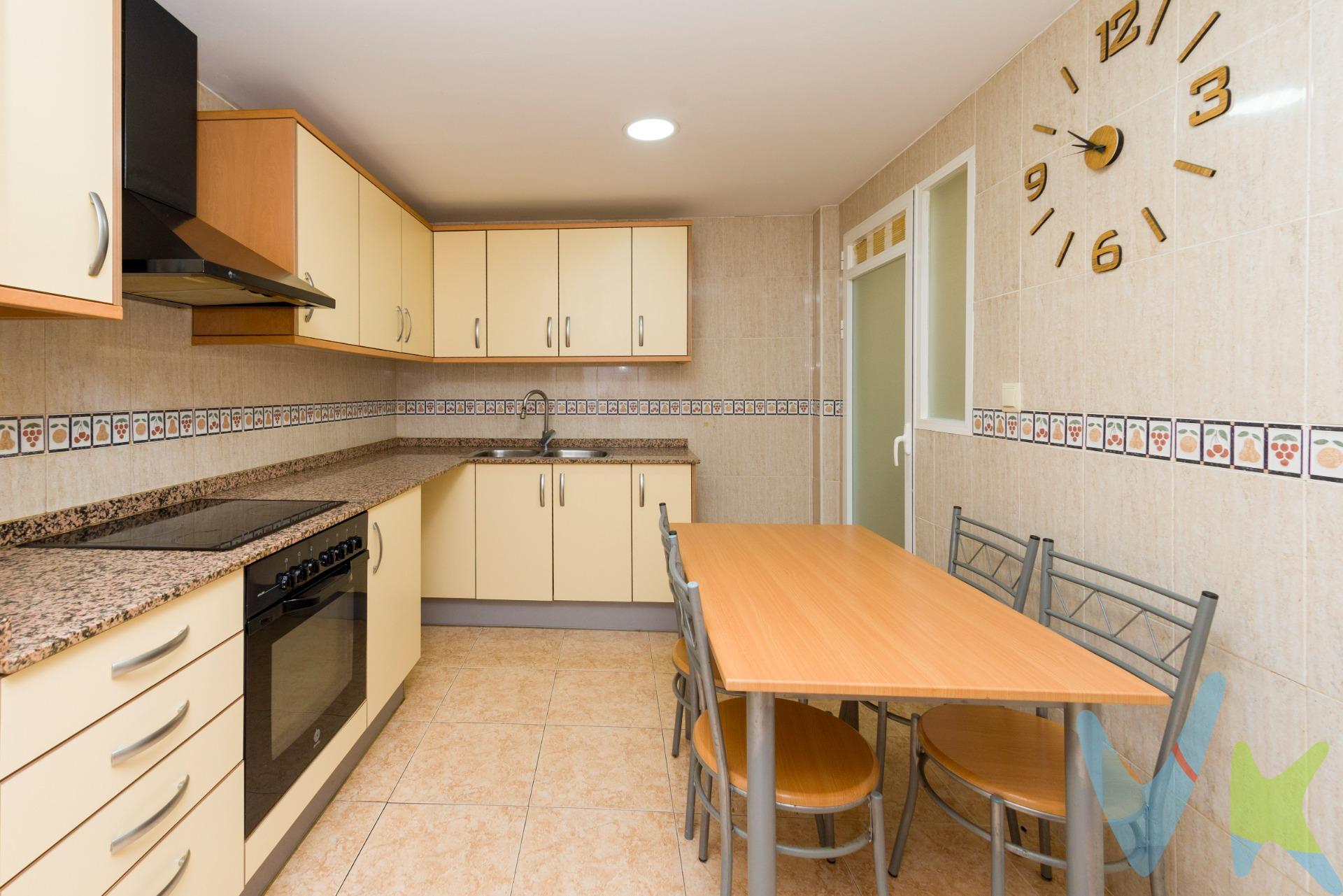 Presentamos este piso disponible para la venta ubicado en el corazón de Almazora. Esta propiedad cuenta con una distribución funcional que incluye tres amplias habitaciones, ideales tanto para familias como para aquellos que buscan espacio adicional. Con dos baños que ofrecen comodidad y privacidad. Además, dispone de una galería luminosa perfecta para mayor comodidad para la colada y un encantador balcón donde se puede relajarse al aire libre. La finca fue construida en 2006 lo que garantiza su solidez estructural así como instalaciones contemporáneas adecuadas a las necesidades actuales. Entre los servicios adicionales incluidos se encuentran un garaje privado accesible desde el interior del edificio, asegurando seguridad y facilidad de acceso; además de contar con un práctico trastero ideal para almacenar pertenencias o equipamiento extra. Ubicado estratégicamente cerca de comercios locales, escuelas e importantes vías comunicativas, este inmueble ofrece no solo confort sino también conveniencia cotidiana. Por mandato expreso del propietario comercializamos este inmueble mediante contrato de multi-exclusiva, por el cual numerosas agencias colaboradoras, nacionales e internacionales, ofrecen esta vivienda a sus potenciales compradores, todo ello garantizando un servicio de calidad, un trato fácil, sencillo y sin interferencias de terceros, ya que la gestión es a través de nuestra agencia. *Impuestos, gastos de compraventa tales como honorarios agencia y financiación no incluidos