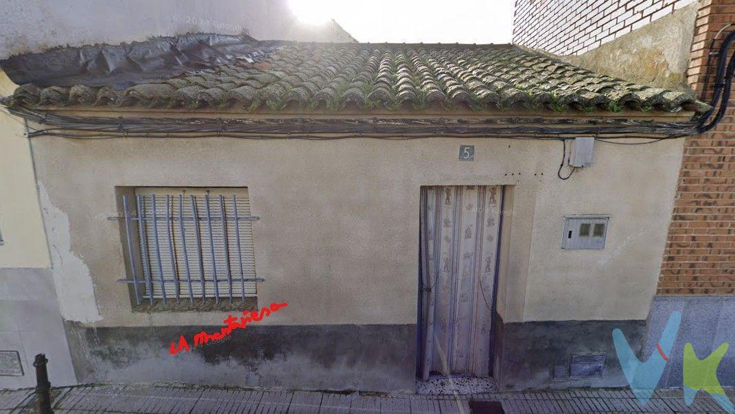 En la localidad de Fuensalida, Toledo, vendemos una casa de pueblo para reformar o derribo. 
Hay que hacer una reforma integral. Cuenta con un pequeño patio de 10 m2.
Precio 38.000€ mas honorarios de intermediación inmobiliaria.
Distancia de Fuensalida a:

Toledo 50 kms.
Madrid 65 kms.

La localidad de Fuensalida es famosa por sus fabricas de calzado. Tiene todos los servicios para poder vivir cómodamente: Centro de salud, supermercados, Colegios, instituto, etc.
Información válida salvo error tipográfico.