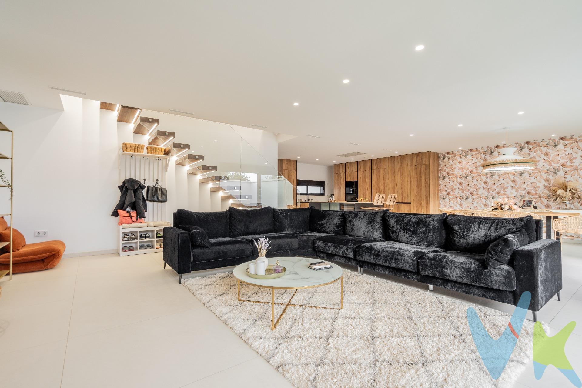 NUEVAS FOTOS de la última reforma incorporadas al final del reportaje!. IMPORTANTE, MOTIVO DE LA VENTA: . El actual propietario se encuentra en pleno proceso de construcción de su nueva vivienda, por lo que la venta del inmueble que se anuncia se realizará una vez finalicen las obras de la futura casa; se valorará positivamente una duración de las arras que facilite los tiempos. . ***************. Hay quienes buscan amplitud en un hogar. Otros buscan disfrutar del lujo. Están los enamorados del diseño, y otros buscan la localización adecuada para estar cerca de todo lo que necesitan. . Pero hay quienes lo quieren todo. Si eres de esas personas y te lo puedes permitir, no renuncies a este chalet exclusivo, tu familia y tú os merecéis lo mejor. . **************. - A 2 min de Valencia. - Zona muy tranquila. - Obra nueva finalizada. - Fachada con revestimiento porcelánico (no necesita mantenimiento). - 11 m de fachada. - Orientación Sur. - 22 m de profundidad . - Instalación coche eléctrico. - Aislamiento de gran calidad (AAA). - Escaleras voladas con led en cada escalón. - Cristaleras amplias en toda la casa. - Aislamiento 8cm de poliuretano - calificación A. - Piscina porcelánica tipo Amazónica con isla. - Depuradora y wc en piscina. - Barbacoa. - Led iluminación exterior. - Múltiples enchufes por toda la vivienda. - Aislamiento doble suelo porcelánico. - Baños con porcelánicos de diseño. - WC volados con griferías negras y oro rosa. - Piscina salina. - Máquinas de aire Mitshubishi. - Máquina aerotermia. - Puerta de entrada de seguridad de 2’5m de alto. - Caseta exterior en 3ª planta como trastero. - Lavadero con minicocina. - Vestidor habitación matrimonio. - habitación sala de juegos/cine/gym. - Instalación de sistema de cableado para internet en todas las habitaciones. - Placas solares. Pago mensual de luz de 27 euros aprox. - Cocina abierta de calidad premium e isla central con Teppanyaki. - Suelo porcelánico de 1x1m/ud. - Persianas autoblocantes negras de seguridad. - Carpintería interior negra de seguridad AAA. - Paredes de ladrillo . ***************************. Para visitar la vivienda se solicitará documento identificativo original.