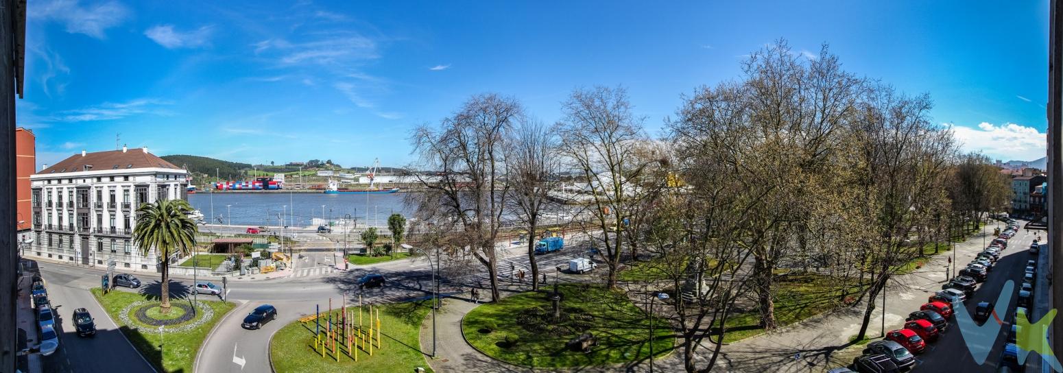 Venta de oficinas con unas vistas espectaculares a la ria de Aviles y al parque del muelle . Muchísima luz , con una gran cristalera . 218 m2 de oficinas , recepción , sala de juntas . Oportunidad de trabajar en un sitio privilegiado y con una cantidad de metros adaptables a diferentes opciones. Portero físico . No dude en llamarnos si quiere un lugar agradable para emprender un negocio.