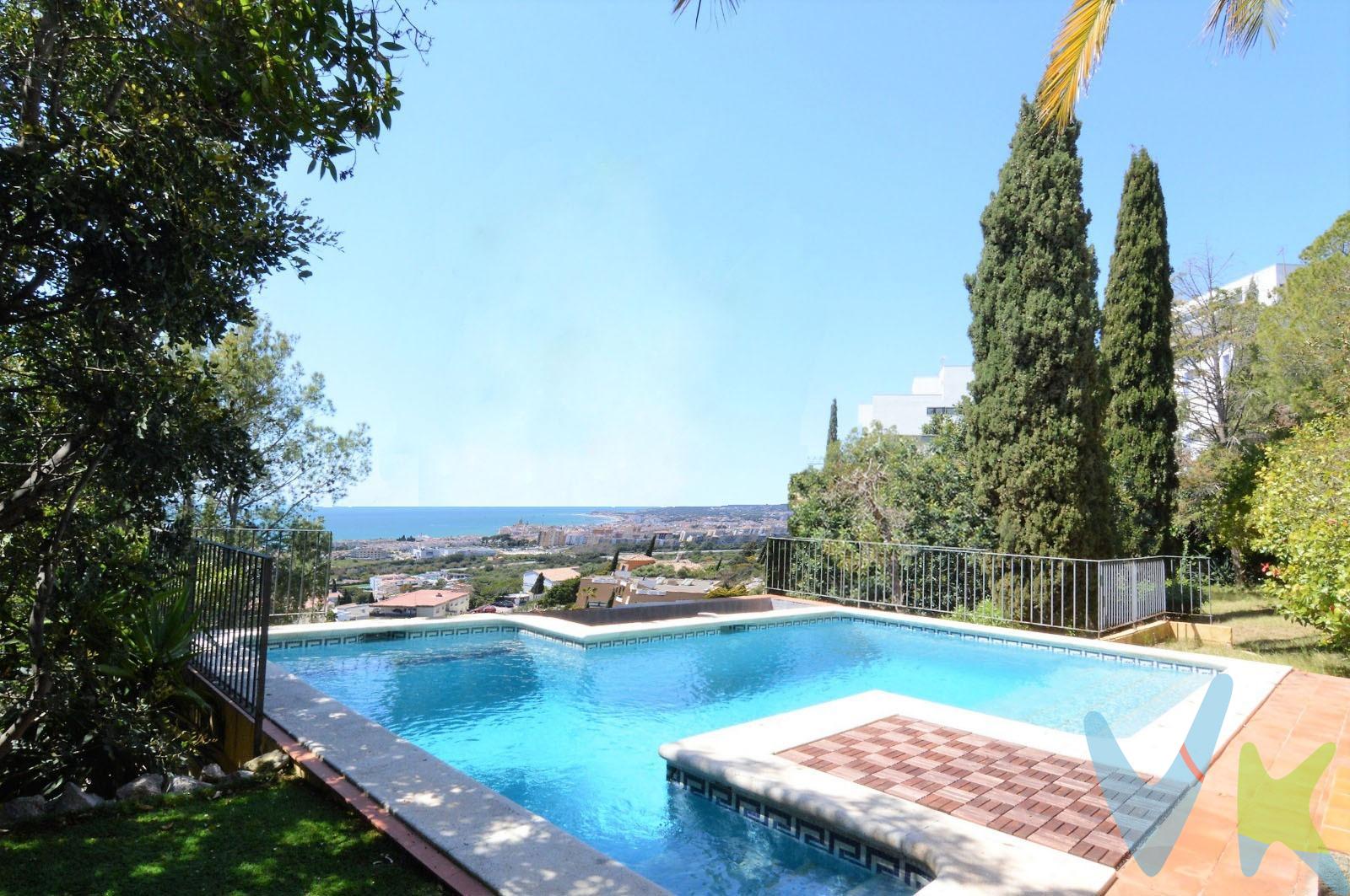 Torre ubicada en la urbanización La Levantina de Sitges con unas vistas despejadas y cerca del puerto deportivo y con las mejores vistas de la BLANCA SUBUR. . Construida de estilo mediterráneo y espacios muy abiertos, son más de 200 m2 construidos y otros 200 m2 en terrazas pudiéndose ampliar la vivienda ya que está construida sobre unos parcela de 1.200 m2, con posibilidad de ampliar hasta unos 750 m2 o poder segregar la parcela. Distribuida en dos plantas, dispone de un amplio salón comedor con chimenea de 75 m2 junto con cocina independiente y salida a una bonita y tranquila terraza, en planta superior dispone de una amplia suitte con bañera hidromasaje, 2 habitaciones dobles, 2 baños, 1 aseo de cortesía, calefacción.  En la planta inferior está la piscina junto con un bonito y romántico porche junto con un bonito jardín con mucha privacidad. Ponte en contacto con tu asesor : Silvia - 651813727