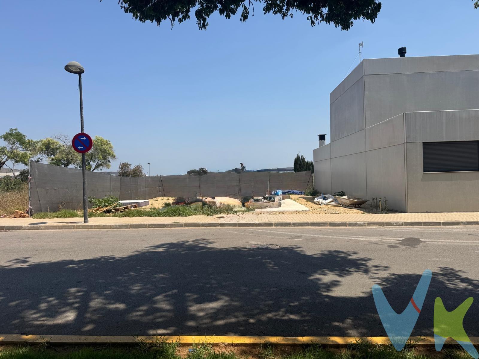 Descubra una oportunidad inigualable para construir la casa de sus sueños en el corazón de la apacible y prometedora localidad de Loriguilla, Valencia. Presentamos un excepcional terreno de 205m² estratégicamente situado en el prestigioso Paseo de Valencia, una de las zonas más codiciadas y tranquilas de la población. La venta es exclusivamente de la parcela, NO incluye la mobil home. Este enclave privilegiado ofrece el equilibrio perfecto entre la serenidad de un entorno residencial consolidado y la inmediatez a la vibrante ciudad de Valencia. Gracias a su excelente ubicación, el acceso a la capital valenciana es cuestión de minutos, permitiendo disfrutar de todas sus comodidades y servicios sin renunciar a la paz y la calidad de vida que Loriguilla ofrece. Lo que hace esta oferta aún más atractiva es que el precio del terreno incluye un proyecto de construcción detallado y ya elaborado. Este valioso añadido simplifica y agiliza considerablemente el proceso de edificación de su futuro hogar, eliminando la necesidad de iniciar desde cero y reduciendo los plazos de espera. Es la base perfecta para aquellos que anhelan diseñar y construir una casa totalmente a medida, adaptada a sus gustos y necesidades, en una zona que garantiza bienestar y confort. Loriguilla se distingue por su ambiente sereno y seguro, lo que la convierte en el lugar ideal para familias que buscan un entorno de crecimiento tranquilo para sus hijos, o para cualquiera que desee un refugio del ajetreo urbano sin sacrificar la accesibilidad a centros de trabajo, ocio y servicios esenciales. La localidad cuenta con una infraestructura en desarrollo, zonas verdes, y un ambiente comunitario que la hacen cada vez más atractiva para residir. La combinación de su estratégica ubicación, la tranquilidad de sus calles y la conveniencia de tener un proyecto de construcción preexistente, hacen de este terreno una inversión inteligente y una oportunidad única para materializar ese anhelo de tener su propio espacio, diseñado exactamente como siempre lo imaginó. No deje pasar la posibilidad de construir su futuro en este idílico rincón de Valencia. La descripción del presente inmueble e imágenes tienen mero carácter informativo y en ningún caso carácter contractual, pudiendo ser modificados por la inmobiliaria comercializadora sin que ello implique responsabilidad alguna frente a terceros. En el precio de venta a público, esta propiedad NO incluye los gastos de adquisición (Notario, registro, gestión, honorarios, etc…). 