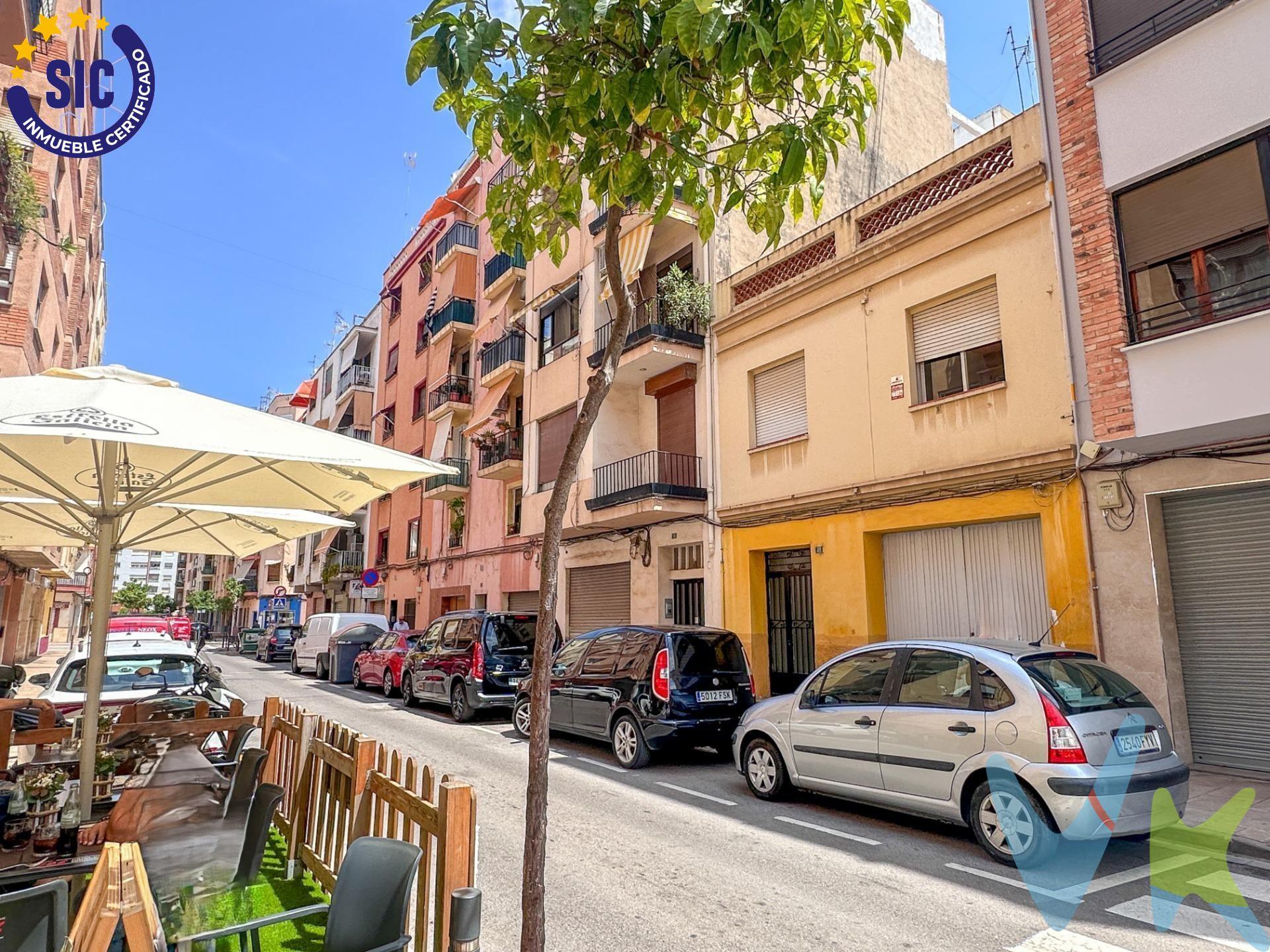 Presentamos una excepcional casa situada en la calle Alcalde Tárrega, que se distribuye en planta baja y dos alturas, ofreciendo un total de 112 metros por planta. La vivienda cuenta con entradas independientes: una para vehículos (anteriormente tenía Vado) y otra principal que da acceso a un hall iluminado por claraboyas estratégicamente ubicadas y un aseo. En la primera planta destacan el amplio comedor de aproximadamente 17 m², la sala de estar superior a los 14 m², así como una cocina generosa; además dispone de tres habitaciones —dos dobles y una simple— acompañadas por un baño completo y aseo adicional. Esta área está adornada con terrazas bien orientadas que aportan luz natural al hogar. Finalmente, el nivel superior alberga otras dos amplias habitaciones junto con sus propias terrazas versátiles para adaptarse según las necesidades del propietario. Vive cómodamente cerca del centro y disfruta de todos los servicios esenciales cercanos tales como supermercados, restaurantes,farmacias y plazas públicas donde poder relajarte. ¡No pierdas esta oportunidad única si tu idea es vivir en una casa!. !Ven a visitarme!. Los metros indicados en la publicación son los reales, habiendo discrepacia entre los registrales y catastrales. Este inmueble es en exclusiva, con lo que le facilitamos cualquier información sobre la vivienda. Por este motivo, solicitamos no molesten al propietario o a los vecinos. . En todos los casos los precios expuestos son más impuestos y gastos derivados de la transmisión del inmueble.