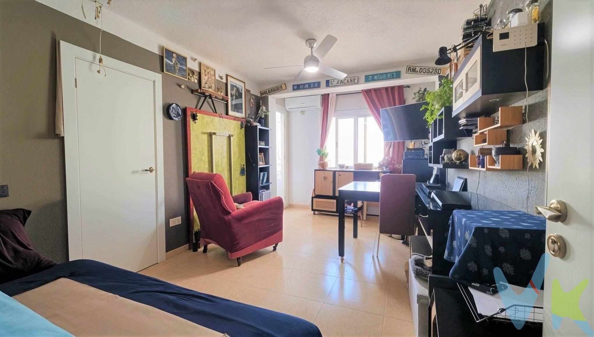 LUMINOSIDAD Y BUENA DISTRIBUCIÓN EN EL CENTRO DE REUS. Les presentamos una magnífica oportunidad para establecer su hogar en una ubicación privilegiada, en la zona centro de Reus y con todos los servicios a un paso. Una vivienda lista para entrar a vivir, sin necesidad de realizar reformas. Situado en una quinta y última planta (sin ascensor), este piso destaca por sus reducidos gastos de comunidad y por el óptimo aprovechamiento de sus 68 m², que ofrecen una distribución cómoda y funcional. La vivienda dispone de:. - Amplio y luminoso salón-comedor con salida a un balcón exterior. - 3 habitaciones: una doble y dos individuales. - Baño completo reformado con plato de ducha. - Cocina independiente con acceso a un segundo balcón interior, ideal como zona de lavado. - Aire acondicionado con bomba de calor (split). - Suelos de gres. - Carpintería exterior de aluminio. Una vivienda práctica, bien ubicada y muy luminosa. No lo dude y póngase en contacto con nosotros para concertar una visita. ¡Estaremos encantados de atenderle!