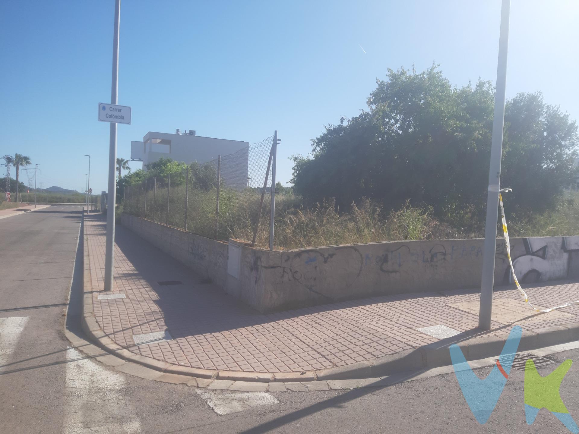 Presentamos un exclusivo solar esquinero en la cotizada área 6 de La Vall d'Uixó, una oportunidad única para desarrolladores e inversores. Con un precio atractivo de €128,500, este terreno urbano ofrece amplias posibilidades para construir su proyecto ideal. Aunque actualmente no cuenta con edificaciones ni conservación notable que restrinja su uso o diseño arquitectónico futuro, se presenta como una hoja en blanco lista para ser transformada según sus necesidades y visión creativa. La ubicación estratégica del solar garantiza fácil acceso a servicios esenciales tales como comercios locales, escuelas y transporte público; aspectos clave que lo convierten en un lugar privilegiado tanto para residencias familiares como proyectos comerciales. Además al estar situado en esquina proporciona una mayor visibilidad y apertura hacia las calles adyacentes. No pierda esta magnífica ocasión de adquirir uno de los pocos solares disponibles que combinan espacio generoso junto con potencial ilimitado dentro del mercado inmobiliario local. “El precio del inmueble no incluye los gastos de notaría y registro de la propiedad (que están sujetos a aranceles y varían dependiendo del precio de escrituración), ni los impuestos (que en la Comunitat Valenciana varían dependiendo del precio del inmueble y de las características personales del comprador.”. 