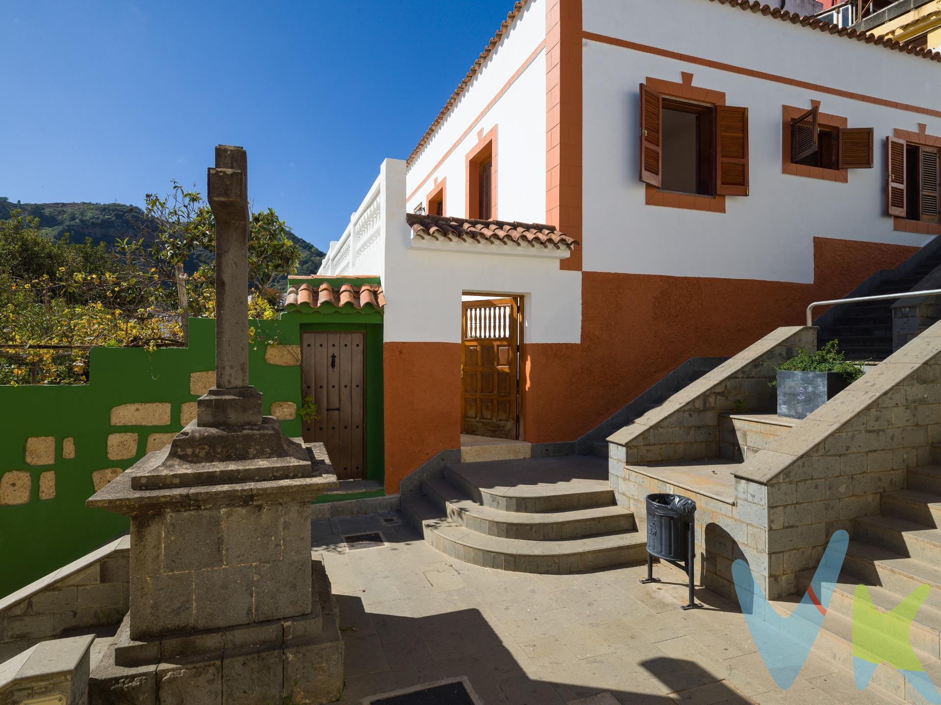 Les queremos invitar a visitar un rincón único, lleno de historia, tradición y naturaleza. Presentamos una propiedad exclusiva en el corazón de Teror, en Gran Canaria. Una casa de una sola planta del siglo pasado que cuenta, además, con un edificio anexo que albera dos estudios de invitados más azotea. Este edificio anexo tiene su propio acceso desde la calle. Cabe destacar el tamaño de la parcela, ya que son 684 m2, ¡en pleno centro!. La propiedad está en manos de la misma familia durante más de 60 años. Un hogar con alma, que guarda los recuerdos de generaciones pasadas, pero con un potencial de renovación ideal para aquellos que buscan lo mejor de la vida en Teror. Ubicada a solo 100 metros por encima de la emblemática basílica de Teror, esta propiedad ofrece vistas panorámicas inigualables. Desde aquí, podrá disfrutar de la majestuosidad de la basílica, del pintoresco pueblo de Teror y del imponente monte que lo acompaña. Cada ventana, cada rincón de esta casa, tiene una perspectiva única que la convierte en un lugar especial. Con 173 metros cuadrados de construcción en planta baja, esta casa ofrece una distribución perfecta para una vida cómoda. Amplias estancias, techos altos y una luz natural que inunda cada espacio. Además, su jardín privado, con huertas, limoneros y naranjeros es el lugar ideal para disfrutar de la tranquilidad que caracteriza a Teror. Desde la mayoría de las estancias se goza de vistas privilegiadas. Los dos estudios de invitados, de 37m2 y 38m2 respectivamente brindan una oportunidad única para recibir visitas o crear un espacio independiente para un proyecto personal. Imagina disfrutar de la compañía de familiares y amigos, sin perder la privacidad. Tambien puede ser una excelente fuente extra de ingreso. Una de las grandes ventajas de esta propiedad es su ubicación privilegiada. El centro de Teror es sinónimo de tranquilidad, belleza natural y tradición. Si quieres ser uno de los afortunados que tenga la oportunidad de disfrutar del día de la Virgen del Pino, ¡este es el lugar perfecto para vivirlo! La festividad más importante de la isla se celebra en la plaza junto a la basílica, un evento que atrae a miles de peregrinos cada año, y estar tan cerca de todo esto te permitirá vivirlo de manera única, desde la comodidad de tu propio hogar. Imagina abrir tu ventana y ver el colorido desfile de la festividad, sentir la devoción de la gente y compartir el fervor de un día que es, sin duda, una de las mayores tradiciones de Gran Canaria. Si estás buscando una propiedad única, con carácter, historia y una ubicación inmejorable, esta es tu oportunidad. Una casa que ha sabido mantener la esencia de Teror durante más de 60 años, esperando ser renovada y disfrutar de una nueva vida. Ideal para quienes buscan un hogar tranquilo, con acceso a todos los servicios del centro del pueblo, pero sin renunciar a la serenidad que la naturaleza y la historia te ofrecen. Vivir en Teror, vivir la tradición. Contáctanos para más información. El precio no incluye impuestos y gastos de la compraventa: Impuesto de Transmisiones Patrimoniales (6,5%), honorarios de Notario, Registro de la Propiedad y gestoría. El anuncio puede estar sujeto a errores, cambios de precio, omisión y/o retirada del mercado sin previo aviso. . 