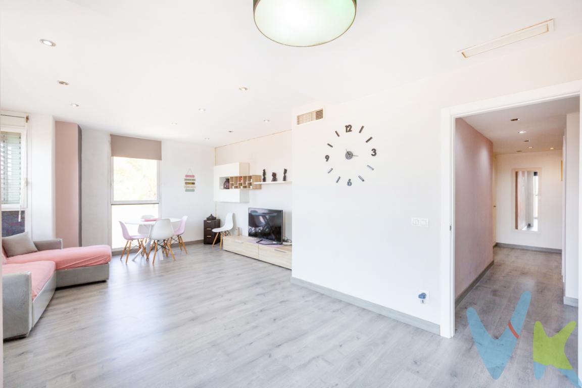 En el acogedor en una de las zonas mas demandadas de Paiporta, se presenta una oportunidad única para adquirir una propiedad que combina comodidad y accesibilidad en un entorno urbano. Este atractivo piso en venta, ubicado en la segunda planta de un moderno edificio equipado con ascensor, es ideal para aquellos que buscan un hogar funcional y bien comunicado.Con una superficie construida de 100 metros cuadrados y 90 metros cuadrados útiles, este espacioso apartamento ofrece un diseño práctico y un ambiente acogedor. La distribución optimizada del espacio proporciona dos amplias habitaciones, perfectas para adaptarse a las diversas necesidades de sus ocupantes. Cada habitación es un refugio de tranquilidad, donde la luz natural se filtra de manera suave, creando un entorno perfecto para descansar y desconectar.El salón, notable por su amplitud, se presenta como el lugar ideal para el entretenimiento y la relajación. Su diseño moderno y el uso eficiente del espacio hacen que cada metro cuadrado sea aprovechado al máximo. El salón se convierte en el corazón del hogar, un lugar para compartir buenos momentos con familia y amigos.Ubicada estratégicamente, la cocina es funcional y está equipada con lo necesario para satisfacer las necesidades diarias. Su diseño práctico permite moverse con facilidad, haciendo de la preparación de comidas una experiencia agradable. Además, la cocina se integra suavemente con los demás espacios del hogar, promoviendo un estilo de vida cómodo y fluido.La ubicación de la vivienda es un verdadero lujo para quienes valoran la conectividad en la ciudad. A escasos minutos, se encuentran estaciones de metro y paradas de autobús, lo que facilita el acceso a cualquier punto de Paiporta y sus alrededores. Este excelente transporte público asegura que los desplazamientos diarios sean rápidos y eficientes, tambien su ubicacion permite tener todos los servicios a un paso como supermercados comercios y centros escolares y todo los servicios ahorrando tiempo y estrés a sus residentes. Con posibilidad de alquilar plaza de garaje con acceso en ascensor en el mismo edificio, \"a consultar\".El entorno de Paiporta ofrece una amplia variedad de servicios y comodidades que enriquecen la vida diaria. Tiendas, restaurantes, y espacios culturales se encuentran a corta distancia, haciendo que cada día esté lleno de opciones y actividades. El acceso a centros educativos y sanitarios también es excelente, proporcionando tranquilidad y conveniencia a las familias.Este piso no solo es una vivienda; es una invitación a una forma de vida que prioriza el confort y la practicidad. Su estratégica ubicación, combinada con un diseño interior pensado para satisfacer las necesidades modernas, establece un nuevo estándar en lo que a calidad de vida se refiere.Animamos a todos los interesados a visitar este encantador piso en Paiporta. Cada rincón de esta propiedad promete impresionar por su facilidad de adaptación a diferentes estilos de vida. Seguro que encontrarán en este hogar el lugar perfecto para desarrollar nuevos capítulos de su vida. No pierda la oportunidad de conocer este espacio que, sin duda, cumplirá con sus expectativas y se convertirá en el escenario de memorias inolvidables. Organizamos visitas para que puedan experimentar personalmente todo lo que este inmueble tiene para ofrecer.______________________  La comercialización del presente inmueble se realiza en régimen de exclusiva, garantizando a la propiedad una gestión profesional, coordinada y sin interferencias externas. Trabajamos bajo el modelo de exclusiva compartida, colaborando activamente con otras agencias y profesionales que representen a posibles compradores o arrendatarios, con el objetivo de maximizar la difusión y las oportunidades de cierre.Por respeto a la propiedad y a sus ocupantes, se ruega no molestar directamente a propietarios o inquilinos. Para cualquier información adicional, concertar visita o plantear colaboración profesional, deberán dirigirse exclusivamente a nuestra oficina.La información contenida en este anuncio (incluyendo superficies, distribución, características, imágenes, planos y precios) tiene carácter meramente informativo y orientativo, no contractual, pudiendo estar sujeta a modificaciones, errores u omisiones sin previo aviso. Las superficies indicadas son aproximadas y no tienen carácter vinculante.El precio publicado no incluye impuestos ni gastos derivados de la operación (ITP, IVA, AJD, notaría, registro, gestoría u otros que legalmente correspondan).En caso de compraventa, los honorarios de intermediación inmobiliaria no están incluidos en el precio y serán satisfechos por la parte compradora de forma independiente, salvo pacto distinto.En caso de arrendamiento, la renta indicada no incluye suministros ni otros gastos repercutibles salvo indicación expresa en el anuncio. Las condiciones económicas y jurídicas definitivas se establecerán en el correspondiente contrato conforme a la normativa vigente. Los honorarios profesionales se aplicarán conforme a la legislación en vigor en el momento de la formalización del contrato.La propiedad podrá ser retirada del mercado o modificada en sus condiciones sin previo aviso, estando la oferta sujeta a disponibilidad.  