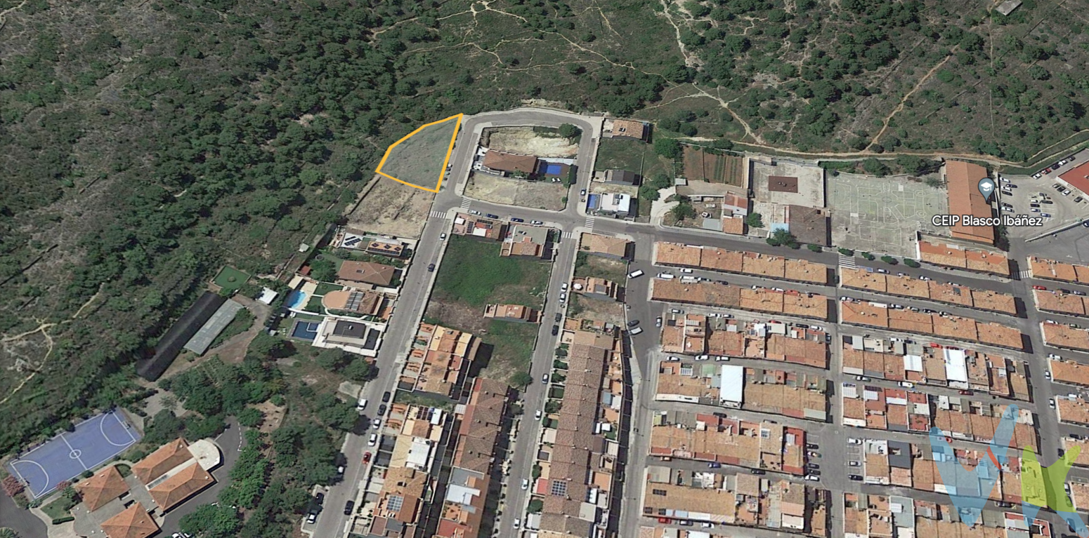 SOLAR URBANO Esquinero de 590m² en La Vall dUixó ¿Quieres construir la casa de tus sueños en una urbanización consolidada, rodeada de naturaleza y tranquilidad y a su vez a tan solo 5 minutos del centro? Te presentamos este excelente SOLAR URBANO de 590m2 de uso residencial en el municipio de La Vall d´Uixó (Castellón). El solar es esquinero por lo que serás el vecino privilegiado. Se encuentra a una distancia de tan solo 2kms del centro de La Vall d´Uixó con todos los servicios. Colegio Blasco Ibañez a 1minuto, supermercado Aldi a 3 minutos. Sé el primero en llamarnos, no dejes pasar esta oportunidad! Si tienes que vender antes, llámanos y te asesoramos cómo hacerlo para además tener los mínimos gastos posibles y todas las garantías. Agencia Registrada con el nº4039 en el Registro Obligatorio de Agentes Inmobiliarios de la Comunidad Valenciana Por mandato expreso del propietario, COMERCIALIZAMOS ESTE INMUEBLE EN EXCLUSIVA, lo que le garantiza el acceso a toda la información, a un servicio de calidad, un trato fácil, sencillo y sin interferencias de terceros. Por este motivo, se ruega NO MOLESTAR AL PROPIETARIO, a los ocupantes de la propiedad o a los vecinos. Muchas gracias por su comprensión.La oferta está sujeta a cambios de precio o retirada del mercado sin previo aviso. Este anuncio en su conjunto, incluyendo textos, fotos, imágenes o cualquier otro contenido de este, no es vinculante dado que la información es ofrecida por terceros y puede contener errores. Se muestra a título informativo y no contractual.El precio del inmueble no incluye los honorarios de la agencia que ascienden al 4%+IVA del precio final del inmueble, ni los gastos de notaría y registro de la propiedad (que están sujetos a aranceles y varían dependiendo del precio de escrituración), ni los impuestos (que en la Comunitat Valenciana varían dependiendo del precio del inmueble y de las características personales del comprador).Esta propiedad se pone a la venta con toda la documentación comprobada y en regla, por lo que ofrecemos GARANTÍAS a los compradores.