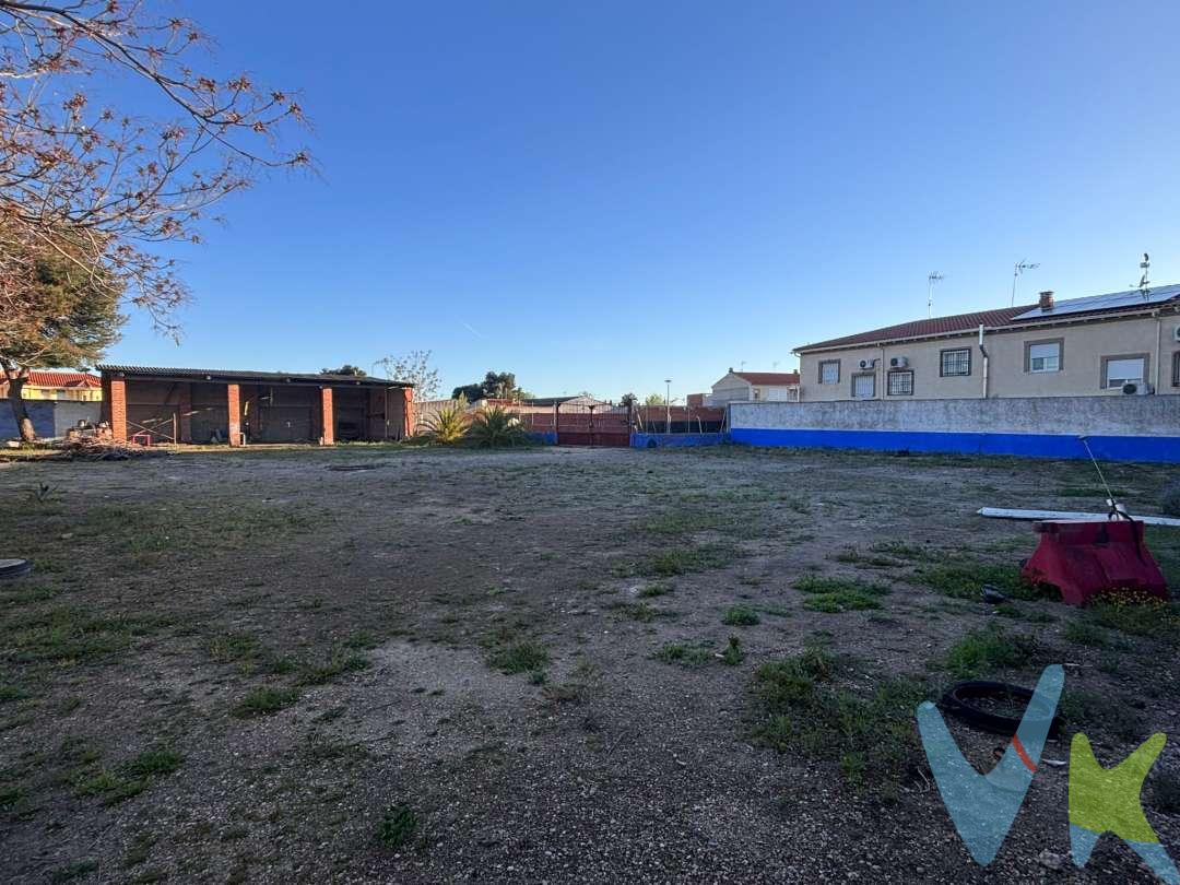Venta de terreno en el pueblo de La Guardia. Terreno urbano, 200m2 de superficie.
Distancia de La guardia: A Madrid 85 kilómetros por autopista, a Toledo 54 kilómetros. La Guardia se encuentra en la Autopista A4. Honorarios de intermediación inmobiliaria no incluido en el precio.  "Información válida salvo error tipográfico".