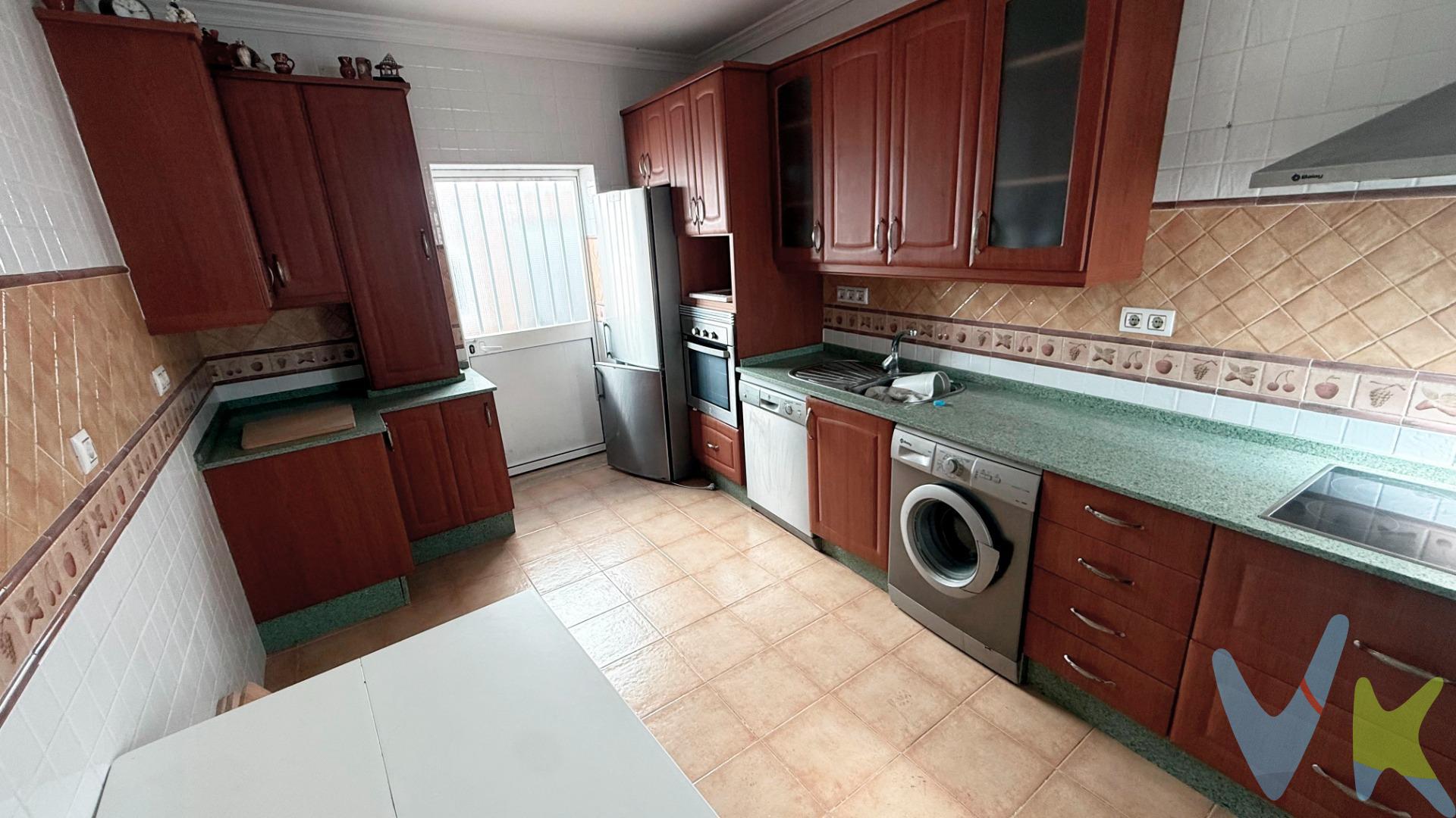 Le ofrecemos esta vivienda amplia y funcional de unos 192m² construidos, actualmente habitable, pero necesitaría alguna actualización para dejarla lista a los gustos del comprador. La distribución es cómoda y equilibrada: cuatro dormitorios de buen tamaño —dos con armarios empotrados—, salón independiente, cocina independiente, dos baños con placa de ducha y una zona central con techo acristalado interior que aporta iluminación natural. La propiedad se completa con garaje cerrado con capacidad para dos vehículos, gran patio privado donde se encuentra un trastero y además dispone de azotea transitable con posibilidad de edificar una planta adicional, lo que amplía sus opciones de aprovechamiento a medio y largo plazo. La vivienda está ubicada en Chiclana de la Frontera, a diez minutos a pie del centro y próxima al Tranvía, así como a servicios esenciales, autobuses, comercios, centros educativos y parques. En resumen, CASA en planta baja de 192m² construidos, en una parcela de 220m² aprox. Consta de 4 habitaciones, salón-comedor, 2 baños, cocina independiente, trastero, garaje para 2 vehículos, patio privado y azotea transitable. Además dispone de derecho de vuelo sobre la azotea con opción a construir otra planta más si se desea. VENGA A VISITARLA!!. En cumplimiento de las obligaciones de información previstas en la Ley 10/2025, de 28 de diciembre, de servicios de atención a la clientela y transparencia, así como en la normativa sectorial vigente, se hace constar que el precio indicado no incluye los gastos e impuestos inherentes a la adquisición, los cuales se desglosan a continuación:. •	Impuesto sobre Transmisiones Patrimoniales (ITP): Se aplicará el tipo impositivo vigente en Andalucía (generalmente el 7% (7% de 230.000 = 16.100 €), sin perjuicio de tipos reducidos del 3,5% o 6%, aplicables según las circunstancias personales del comprador o las características del inmueble). El impuesto se devenga sobre el Valor de Referencia de Catastro o el precio de venta, aquel que resulte superior. •	Gastos de Notaría: Los honorarios notariales se calcularán conforme al arancel oficial regulado en el Anexo I, del Real Decreto 1426/1989, de 17 de noviembre. (Cálculo aproximado: 1.500 €. Según ley, la parte vendedora abonará el coste de la Escritura matriz y la parte compradora, las copias). Más información: https://www.boe.es/buscar/act.php?id=BOE-A-1989-28111 . •	Gastos de Registro: La inscripción en el Registro de la Propiedad se facturará según el arancel oficial establecido en el ANEXO I, del Real Decreto 1427/1989, de 17 de noviembre, por el que se aprueba el arancel Notarial. Más información: https://www.boe.es/eli/es/rd/1989/11/17/1427. •	Financiación externa: Si fuese necesaria financiación, habrá que sumar los gastos de la Entidad financiera (Gestoría, tasación, seguros,…) . •	Honorarios Agencia del Vendedor: incluidos en el PVP. •	Honorarios Agencia del comprador: Un 4% + IVA, sobre el valor de compra. Para una información exhaustiva sobre el funcionamiento, tipos impositivos y bonificaciones del ITP en Andalucía, puede consultar el portal oficial de la Agencia Tributaria de la Junta de Andalucía en el siguiente enlace:. https://www.juntadeandalucia.es/organismos/economiahaciendayfondoseuropeos/areas/tributos-juego/tributos/paginas/impuestos-cedidos-transmisiones.html; . La agencia dispone de documentación e información adicional relativa al inmueble, que podrá ser solicitada por el consumidor. A su vez, disponemos del Documento Informativo Abreviado de la propiedad (Según Decreto 218/2005, del 11 de Octubre) y de Seguro de Caución, para la protección del dinero entregado como señal para la Reserva de una vivienda. La agencia efectúa una labor de intermediación, por lo que las condiciones finales de la compraventa quedas sujetas a la aceptación expresa de la parte vendedora y a la ulterior formalización del contrato. 