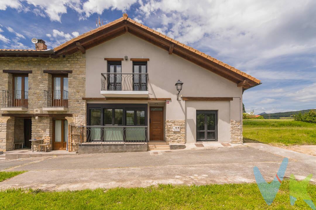 Calidad de vida en un entorno privilegiado a un paso de Pamplona
Si buscas tranquilidad, seguridad y comodidad sin renunciar a la cercanía de la ciudad, esta vivienda en Lizasoain, en el Valle de Olza, es una oportunidad excepcional.
Construida en 2006 y distribuida en dos cómodas alturas, la vivienda se encuentra en perfecto estado de conservación, lista para entrar a vivir. Dispone de 3 amplios dormitorios, 2 baños completos, un acogedor salón con chimenea ideal para disfrutar en cualquier época del año y una práctica cocina office con acceso directo a despensa.
En el exterior, podrás disfrutar de un balcón con espectaculares vistas abiertas al valle, así como de una agradable terraza en planta baja.
Ubicada en un entorno residencial rural de gran calidad de vida, esta casa combina la paz y el encanto de la naturaleza con la comodidad de encontrarse a escasos minutos de Pamplona. Un enclave seguro, tranquilo y muy valorado por quienes desean disfrutar de un estilo de vida más relajado sin alejarse de todos los servicios.
Una vivienda que reúne confort, entorno y ubicación para disfrutar de la vida con tranquilidad