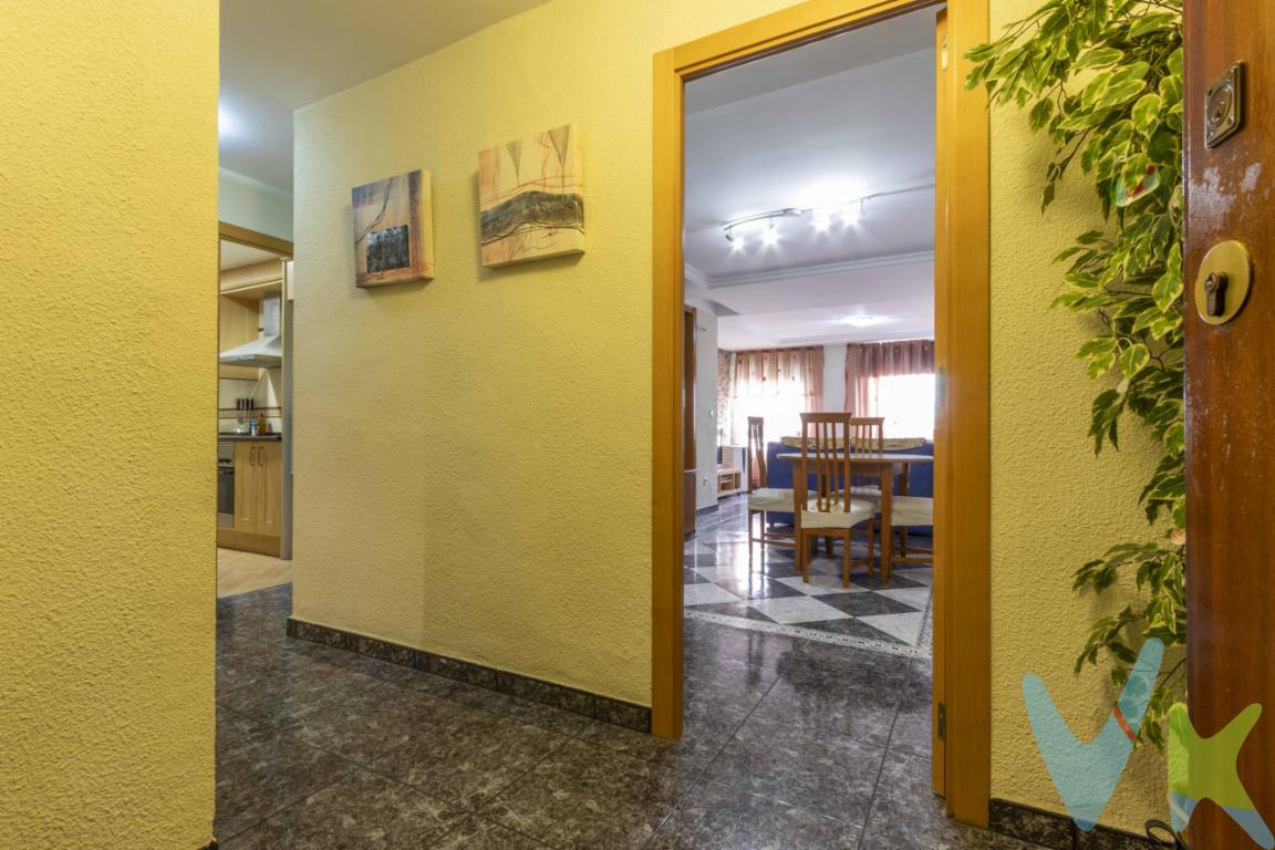  Se presenta una excelente oportunidad para adquirir un acogedor piso en la localidad de Massamagrell. Este inmueble, con una superficie construida de 96 metros cuadrados, se encuentra en una zona destacada por su tranquilidad y proximidad a todos los servicios esenciales. Situado en la tercera planta de un edificio bien conservado, este apartamento ofrece un entorno confortable y conveniente para la vida moderna.El piso cuenta con tres espaciosas habitaciones, perfectas para familias o para quienes deseen disponer de un despacho privado o una habitación de invitados. La superficie útil es de 87 metros cuadrados, distribuidos de manera eficiente para maximizar el uso del espacio, garantizando comodidad y funcionalidad.El acceso al tercer piso es facilitado por un cómodo ascensor, que asegura que todas las compras y desplazamientos sean lo más llevaderos posible. Y por si eso no fuera suficiente están programadas la reforma del patio y su adecuación a la normativa de cota cero para mayor accesibilidad a la zona del ascensor.La ubicación de este piso es otro de sus puntos fuertes. Se encuentra a una distancia corta de las paradas de metro, lo que facilita enormemente el acceso al transporte público y, por ende, la comunicación con el centro de la ciudad de Valencia y sus alrededores. Esta conexión directa hace que la propiedad sea una opción inmejorable tanto para quienes trabajan en la ciudad como para aquellos que disfrutan de explorar todo lo que la región tiene para ofrecer.Al estar situado en Massamagrell, este inmueble permite a sus residentes disfrutar de un estilo de vida tranquilo y alejado del bullicio urbano, sin renunciar a las comodidades y servicios básicos necesarios para el día a día. Supermercados, centros educativos y diversas opciones de ocio se hallan próximos, garantizando que todo lo que se necesita esté siempre al alcance.Este piso no solo es un espacio habitable, es una oportunidad para crear un hogar verdaderamente acogedor y personal. Su diseño y distribución lo hacen especialmente atractivo para aquellos que valoran la eficiencia del espacio y la calidad de vida. Se trata de una inversión que combina la practicidad con un precio competitivo, ofreciendo un ambiente sereno y conveniente adaptado a diversas necesidades familiares o personales.Invitamos cordialmente a quienes estén interesados en la compra de una propiedad en Massamagrell a visitar este magnífico piso. Esta visita permitirá conocer de primera mano todas sus características y ventajas, y experimentar la atmósfera cálida y acogedora que podría convertirse en su nuevo hogar. No pierda la oportunidad de ver por usted mismo un espacio que promete satisfacer sus expectativas más altas. Estamos seguros de que este inmueble le dejará una impresión duradera. 