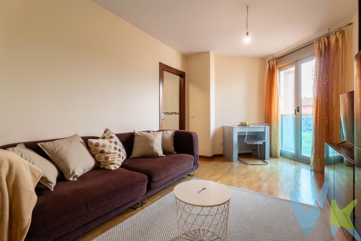  ¡Oportunidad única para adquirir tu nuevo hogar en la  tranquila zona de Jove Lauredal, en Gijón! Presentamos un moderno piso en venta que combina la comodidad con la conveniencia en una ubicación idónea. Situado en la segunda planta de un edificio construido en 2008, esta vivienda ofrece espacios luminosos y acogedores que se adaptan a la vida urbana. Consta de 53.78 metros cuadrados útiles, diseñados eficientemente para maximizar el confort del hogar. El inmueble se distribuye en dos habitaciones, perfectas para una familia pequeña, una pareja joven o para quienes buscan un espacioso despacho en casa. El piso dispone de un baño equipado con materiales de calidad, que conjuga funcionalidad y diseño moderno. La sala de estar, de ambiente abierto, se conecta  con la cocina, creando un espacio ideal para la vida diaria y momentos de encuentro. Dispone de ventanas amplias, la estancia principal está bañada en luz natural durante el día, proporcionando un ambiente cálido y acogedor.La cocina, diseñada pensando en la eficiencia, incluye suficiente espacio de almacenamiento sin sacrificar estilo. Con electrodomésticos de diseño moderno, es un lugar ideal para los entusiastas de la cocina.La venta del inmueble incluye una amplia plaza de garaje, lo que garantiza aparcamiento seguro y sin complicaciones. Junto a ello, un trastero se suma a las comodidades del hogar, proporcionando espacio adicional para almacenamiento que siempre resulta útil.La ubicación de este piso es ideal para quienes valoran la conexión con los servicios y el transporte urbano. El área de Jove es conocida por su  tranquilidad y amplitud, mientras que la proximidad a paradas de autobús asegura una excelente conectividad con el resto de Gijón. Diversas opciones de transporte, así como cercanía a áreas de comercio y recreación, hacen de esta oferta una oportunidad incomparable. También cabe reseñar su cercanía a la playa del Arbeyal que se encuentra a unos 10 minutos caminando de la vivienda.Vivir en Jove significa disfrutar de la combinación perfecta entre serenidad y accesibilidad. Los interesados en invertir en una zona en crecimiento y con gran potencial encontrarán en esta propiedad no solo un hogar sino también una inversión sólida a futuro.Invitamos a todos los interesados a visitar este excepcional piso y descubrir de primera mano las ventajas que ofrece. Nunca fue tan sencillo encontrar un hogar que combine todos los aspectos necesarios para una vida urbana placentera en Gijón. Llámanos y agenda tu visita hoy mismo, ésta podría ser la oportunidad que estabas esperando para encontrar el hogar ideal. ¡No dejes pasar esta maravillosa ocasión!En el precio final no están incluidos el Impuesto de Transmisiones Patrimoniales, ni los Gastos de Notaría y Registro 