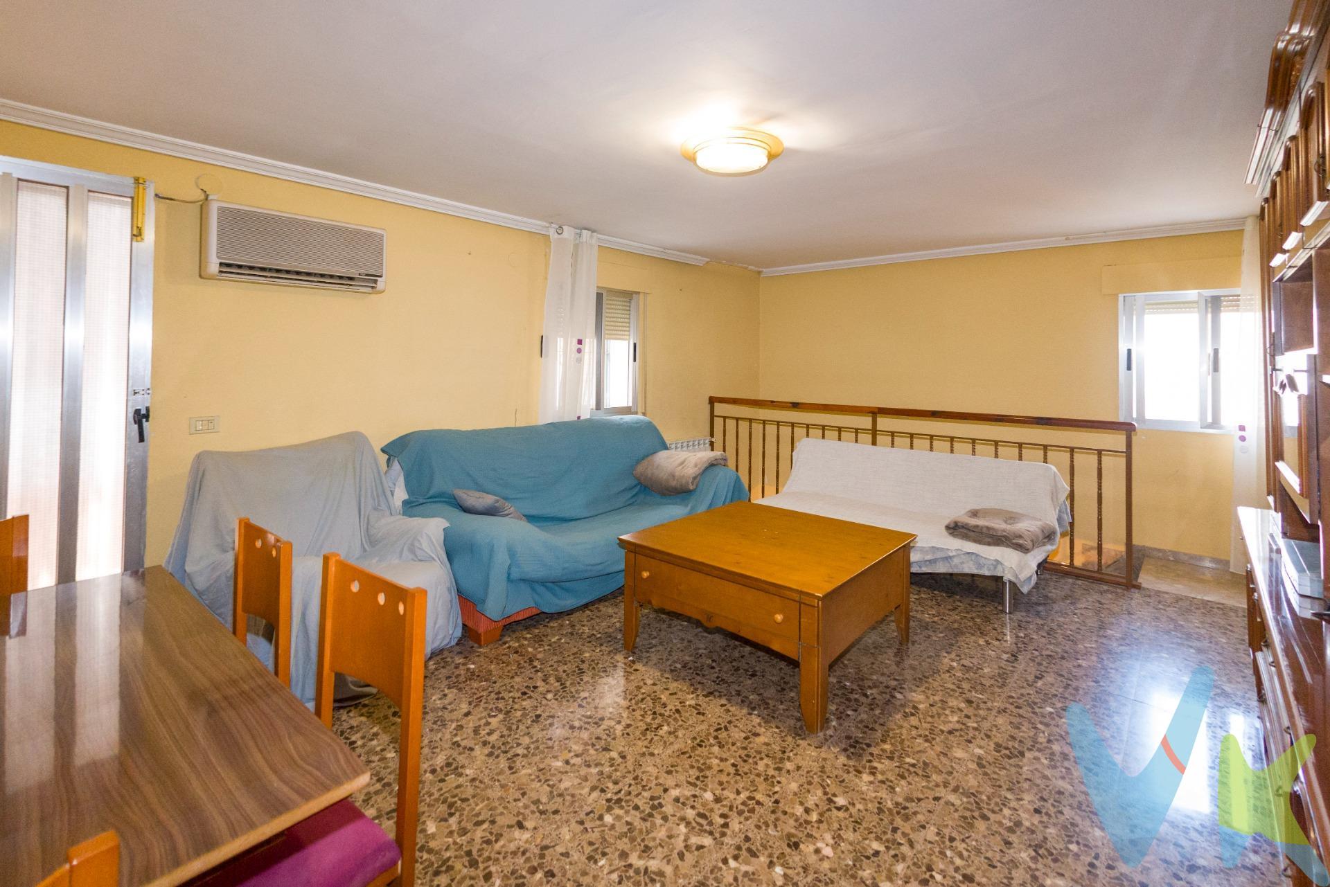 ¡Oportunidad única en Castellón! 🏡 Esta amplia casa, ubicada en la zona Ciutat del Transport-La Salera, presenta un gran potencial para aquellos que desean personalizar su hogar. Con una fachada de 14 metros y una profundidad de 12 metros, esta propiedad cuenta con una generosa superficie construida de 249 m² distribuidos inteligentemente. Dispone de tres habitaciones dobles 🌟 y un primer piso habitable que se puede adaptar a tus necesidades específicas. La planta baja tiene unos impresionantes 100 m2 divididos en dos zonas independientes cada uno dotado con baño propio y acceso al garaje desde el exterior; ambas áreas están conectadas interiormente lo cual ofrece versatilidad adicional. Además, posee una buhardilla equipada con terraza perfecta para disfrutar momentos al aire libre o como espacio extra útil. Con orientación norte ☀️ , también incluye parking privado 🚗 donde podrás dejar tu vehículo sin preocupaciones adicionales además tener acceso directo a los principales servicios comerciales cercanos así como transporte público🚉 . Este inmueble es ideal tanto si buscas crear tu oasis familiar personalizado hasta diseñar ese moderno espacio abierto soñado. Por mandato expreso del propietario comercializamos este inmueble mediante contrato de multi-exclusiva, por el cual numerosas agencias colaboradoras, nacionales e internacionales, ofrecen esta vivienda a sus potenciales compradores, todo ello garantizando un servicio de calidad, un trato fácil, sencillo y sin interferencias de terceros, ya que la gestión es a través de nuestra agencia. *Impuestos, gastos de compraventa tales como honorarios agencia y financiación no incluidos. 