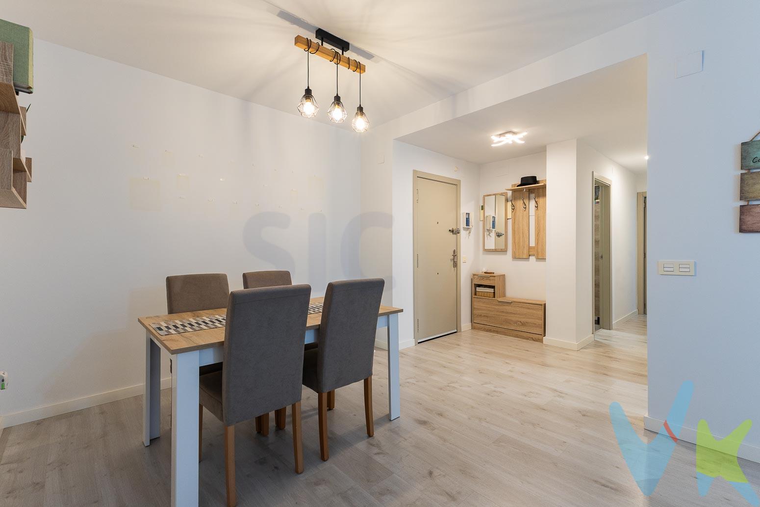 VIVIENDA SEMINUEVA EN EXCELENTE ZONA DE ALAQUASSi buscas una vivienda luminosa, bien distribuida y lista para entrar a vivir, con la comodidad de garaje y trastero, esta puede ser una excelente oportunidad en Alaquàs.VALENCASA presenta esta agradable vivienda situada en una zona residencial tranquila y consolidada, rodeada de zonas verdes, parques infantiles y todos los servicios necesarios: comercios, colegios, transporte público y zonas de ocio a pocos minutos.La vivienda destaca por su luminosidad, buena distribución y buen estado de conservación, lo que permite entrar a vivir sin necesidad de realizar reformas.Al acceder encontramos un amplio y acogedor salón-comedor muy luminoso, perfecto para el día a día y para disfrutar de reuniones con familia y amigos.La cocina es independiente y funcional, con buena capacidad de almacenamiento y salida a galería, aportando comodidad y espacio adicional para la zona de lavado.La zona de descanso se compone de dos dormitorios de buen tamaño, destacando el dormitorio principal con vestidor, un elemento muy práctico que aporta una gran capacidad de almacenaje.La vivienda dispone además de baño completo y una distribución cómoda que separa claramente la zona de día de la zona de descanso.✨ Características principales Vivienda muy luminosa  Amplio salón-comedor  Cocina independiente con galería  2 dormitorios  Dormitorio principal con vestidor  Baño completo  Plaza de garaje incluida  Trastero incluido  Finca moderna con ascensorLa vivienda cuenta aproximadamente con 75 m² construidos y 64,94 m² útiles, según información registral, e incluye como anejos inseparables plaza de garaje y trastero, lo que aporta un importante valor añadido y mayor comodidad en el día a día.Una excelente oportunidad como primera vivienda, en una zona tranquila y bien comunicada. ⚠️ La vivienda es VPO, por lo que es imprescindible cumplir los requisitos establecidos para poder acceder a su compra. 💰 Precio: 203.000 EURGastos e impuestos no incluidos en el precio. La compra conlleva impuestos y gastos de formalización para el comprador.En las segundas transmisiones, el Impuesto de Transmisiones Patrimoniales (ITP) puede ascender, con carácter general, aproximadamente al 10 % del precio de compraventa, conforme a la normativa vigente en la Comunidad Valenciana. No obstante, dicho impuesto puede verse bonificado, pudiendo aplicarse un tipo reducido del 6 % o incluso del 4 %, siempre que la parte compradora y el inmueble cumplan los requisitos legalmente establecidos para ello.La compraventa se realizará con gastos según ley, por lo que los gastos de notaría y registro de la propiedad serán asumidos conforme a lo dispuesto en la normativa aplicable. A título orientativo, dichos gastos, según aranceles oficiales, pueden situarse aproximadamente entre 400 EUR y 800 EUR, dependiendo del precio final y de las circunstancias de la operación.Honorarios de intermediación inmobiliaria no incluidos en el precio: 4 % más IVA sobre el precio final de venta.Se informa al consumidor que la agencia actúa como intermediaria inmobiliaria en la operación, estando cualquier eventual compraventa y sus condiciones sujeta a la aceptación expresa del propietario o vendedor y a la posterior formalización del correspondiente contrato de arras.El consumidor tiene, conforme a la normativa vigente, a su disposición información y documentación adicional relativa al inmueble, pudiendo consultarla en la agencia inmobiliaria.La información contenida en este anuncio tiene carácter meramente informativo y no contractual, pudiendo estar sujeta a errores u omisiones involuntarias.  