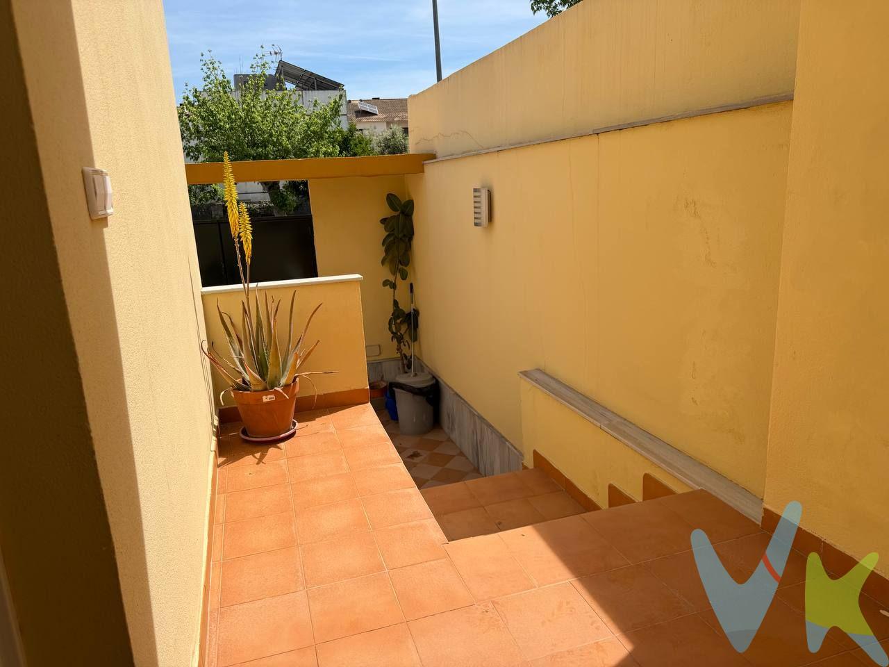 PRECIO DE VENTA 275.000 € + [Gastos]. Imagina despertar en una zona residencial privilegiada. Tienes 4 dormitorios a tu disposición, espacio de sobra para el teletrabajo, los niños o los invitados. Los 3 baños garantizan que el caos mañanero sea cosa del pasado. Sales de casa y en menos de 5 minutos estás en el gimnasio, haciendo la compra en los mejores centros comerciales o de camino a Sevilla gracias a su acceso inmejorable a la SE-30. Este chalet es el refugio urbano que estabas buscando. Vente a vivir al Aljarafe. Vente a vivir bien. 🏠 Tipo: Chalet unifamiliar. 📐 Superficie: 168 m² construidos (120 m² útiles bien aprovechados). 🛌 Distribución: 4 Dormitorios y 3 baños espaciosos en 3 plantas. 🌅 Exterior: Terraza privada. 🧺 Equipamiento: Armarios empotrados y calefacción individual. ✨ Estado: Segunda mano en excelente estado (Construcción de 2006). En cumplimiento de las obligaciones de información previstas en la Ley 10/2025, de 28 de diciembre, de servicios de atención a la clientela y transparencia, así como en la normativa sectorial vigente, se hace constar que el precio indicado no incluye los gastos e impuestos inherentes a la adquisición, los cuales se desglosan a continuación:. • Impuesto sobre Transmisiones Patrimoniales (ITP): Se aplicará el tipo impositivo vigente en la Comunidad Autónoma de Andalucía, generalmente el 7% (19.250€), sin perjuicio de tipos reducidos del 3,5%, 1,2% o 1% aplicables según las circunstancias personales del comprador o las características del inmueble). El impuesto se devenga sobre el Valor de Referencia de Catastro o el precio de venta, aquel que resulte superior. • Gastos de Notaría: Los honorarios notariales se calcularán conforme al arancel oficial regulado en el Anexo I, del Real Decreto 1426/1989, de 17 de noviembre, por el que se aprueba el arancel Notarial. • Gastos de Registro: La inscripción en el Registro de la Propiedad se facturará según el arancel oficial establecido en el ANEXO I, del Real Decreto 1427/1989, de 17 de noviembre, por el que se aprueba el arancel Notarial. • Gastos de Gestión (Gestoría): Los honorarios por la tramitación administrativa, liquidación de impuestos e inscripción registral ascienden aproximadamente a [545] € (IVA incluido). • Honorarios Agencia del Vendedor: incluidos en el PVP. • Honorarios Agencia del comprador: La agencia prestará los servicios de información, asesoramiento y acompañamiento previstos en el Encargo de Servicios y en el D.I.A. Si solicita servicios adicionales o personalizados, sus honorarios serán informados previamente, de forma individualizada y por escrito, conforme a la libertad de pactos y a la normativa vigente. NO VINCULADOS AL PRECIO DE COMPRA. Para una información exhaustiva sobre el funcionamiento, tipos impositivos y bonificaciones del ITP en Andalucía, puede consultar el portal oficial de la Agencia Tributaria de la Junta de Andalucía en el siguiente enlace:. https://www.juntadeandalucia.es/organismos/economiahaciendayfondoseuropeos/areas/tributos-juego/tributos/paginas/impuestos-cedidos-transmisiones.html; . Documento D. I. A. a disposición del consumidor según Decreto 218/2005 Junta de. Andalucía. 