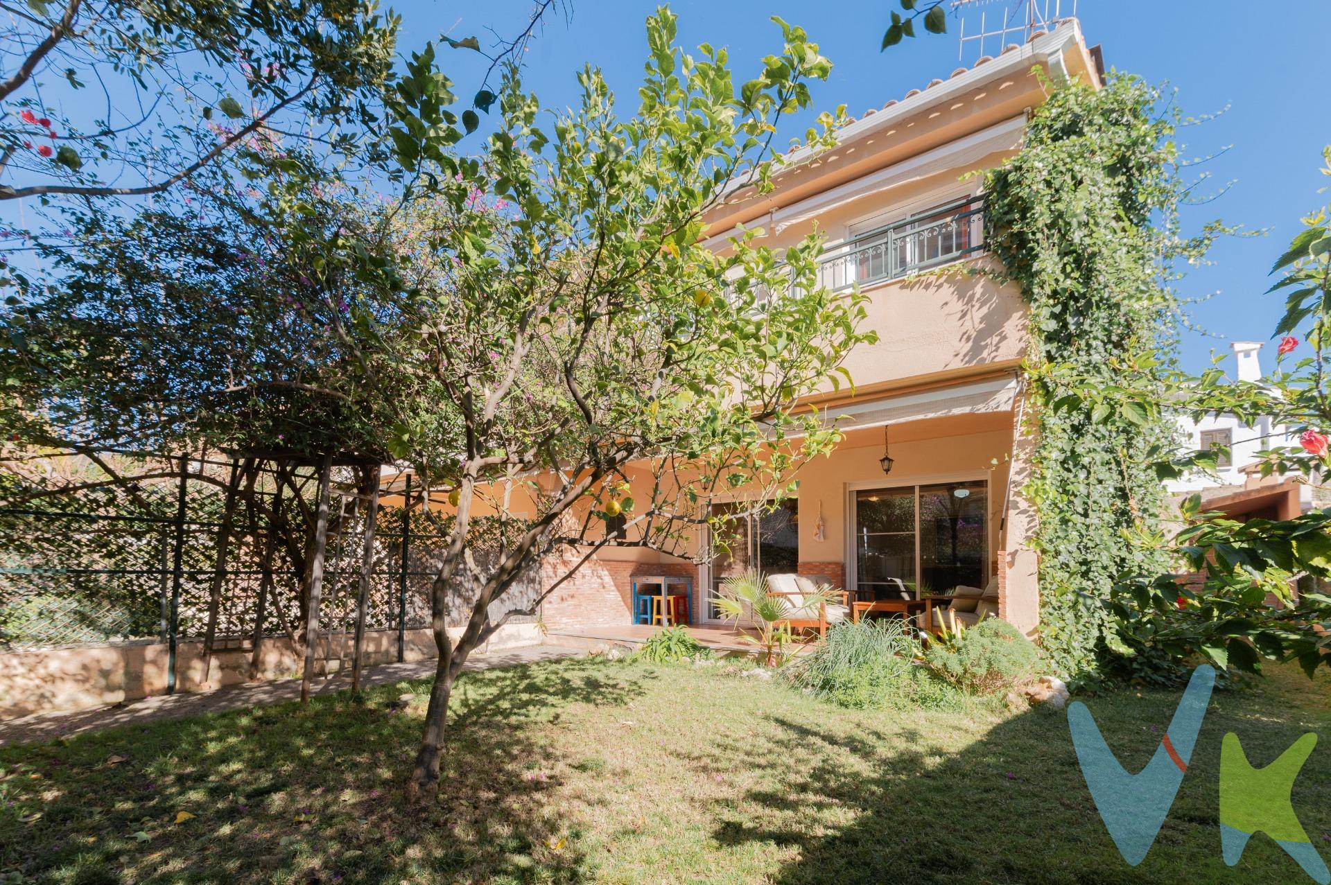 Ubicado en la prestigiosa zona de Voramar, una de las más exclusivas y demandadas de Benicàssim, este adosado en esquina destaca por su privacidad, luminosidad y excelente ubicación, ideal tanto como residencia habitual como segunda vivienda junto al mar. La vivienda es completamente exterior, incluidos los baños, lo que garantiza luz natural y ventilación en todas las estancias. Dispone de dos accesos independientes, uno de ellos desde calle peatonal, aportando tranquilidad y comodidad. Cuenta con 3 dormitorios dobles, dormitorio principal con baño en suite, un segundo baño completo y un aseo de cortesía, ofreciendo una distribución funcional y confortable. Su orientación sur-este asegura una magnífica luminosidad durante todo el día. Equipada con calefacción y agua caliente con caldera individual de gasoil y chimenea de leña, persianas automáticas, rejas en la planta baja, la cocina dispone de equipo de ósmosis para agua potable, la vivienda resulta acogedora y eficiente en cualquier estación. En el exterior encontramos terraza delantera y trasera, además de zona de barbacoa, espacios ideales para disfrutar del clima mediterráneo. Dos de los dormitorios comparten una agradable terraza, perfecta para el descanso. Incluye garaje en sótano, aportando comodidad y seguridad. Esta vivienda se encuentra en Benicasim (Comunidad Valenciana), una de las localidades más valoradas de la costa mediterránea española por su calidad de vida, playas amplias y clima suave durante todo el año. Benicasim está situada junto a la ciudad de Castellón de la Plana, a tan solo 10-15 minutos en coche, donde encontrarás todos los servicios de una capital de provincia: hospitales, centros comerciales, universidades y estación principal de tren. ✈️ Conexiones nacionales e internacionales. La ubicación es especialmente cómoda tanto para residentes habituales como para quienes viajan desde el extranjero:. •	A 25 minutos del Aeropuerto de Castellón, con conexiones internacionales en expansión. •	A aproximadamente 1 hora del Aeropuerto de Valencia, principal aeropuerto internacional de la región, con vuelos diarios a numerosas ciudades europeas. 🚄 Benicasim cuenta además con estación de tren con conexiones directas a Valencia, Barcelona y otras ciudades españolas. 🌊 Entorno y estilo de vida. Benicasim Playa es conocida por sus kilómetros de playas de arena fina, su paseo marítimo y su ambiente tranquilo y familiar. Un enclave ideal tanto como residencia habitual, segunda vivienda o inversión internacional en una de las zonas más estables y demandadas del Mediterráneo español. Una propiedad única en una de las mejores zonas de la costa, pensada para quienes buscan calidad de vida, tranquilidad y exclusividad, a un paso del mar. 📞 Contáctanos para concertar una visita y descubrir en persona todo lo que este hogar puede ofrecerte. Teléfono: 692685282. Email: mercheescrig@inmobiliariacarmona.es. Por mandato expreso del propietario comercializamos este inmueble mediante contrato de multi-exclusiva, por el cual numerosas agencias colaboradoras, nacionales e internacionales, ofrecen esta vivienda a sus potenciales compradores, todo ello garantizando un servicio de calidad, un trato fácil, sencillo y sin interferencias de terceros, ya que la gestión es a través de nuestra agencia. *Impuestos, gastos de compraventa tales como honorarios agencia y financiación no incluidos. 
