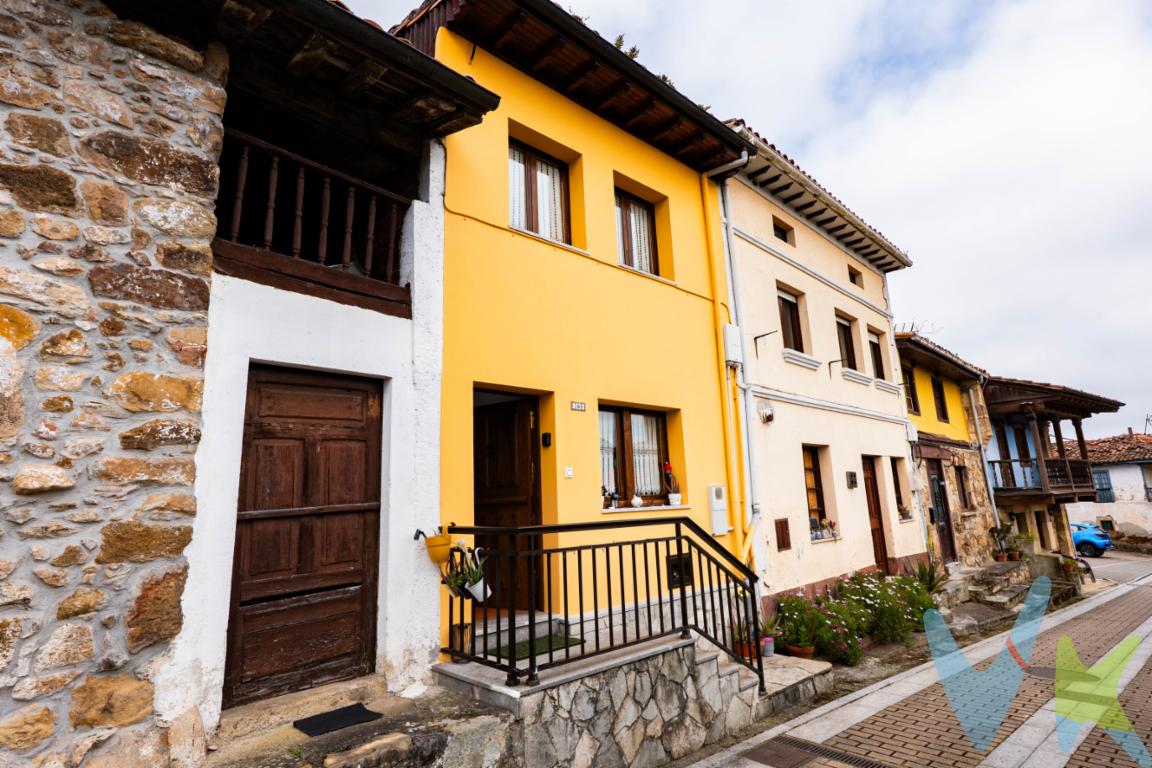Hoy te vengo a presentar una propiedad muy versátil porque puede ser tu vivienda habitual, o segunda vivienda o puede ser una buena inversión ya que actualmente tiene licencia vacacional, buena conexión a internet, agua y saneamiento municipales y se disfruta tanto por la propiedad como por gente que busca alejarse y descansar del mundanal ruido y ajetreo de la vida diaria.Enclavada en la comarca de la sidra, en el concejo de Cabranes, concretamente en el bello pueblo de Torazo que fue galardonado con el Premio al Pueblo Ejemplar en 2008 otorgado por la Fundación Príncipe de Asturias, en aquel momento, hoy Princesa de Asturias. Dista 11 kms. de Infiesto, 15 de Villaviciosa, 41 de Gijón y 50 de Oviedo. Podrás elegir mar y/o montaña o una diversidad de certámenes como lo son el Arroz con Leche, la Feria del Ganado o el Festival de la Boroña Forna con mercado, música y pasacalles.Sus 247 habitantes censados en el municipio cuidan y miman mucho a todos sus visitantes y al propio pueblo desde el que se pueden ver la Sierra del Sueve en los Picos de Europa.Del inmueble decir que ha sido construido en el año 2000 con una reforma en en el 2024  y que resulta ser un hogar acogedor con dos habitaciones, dos baños, salón-cocina donde estar cálidamente las tardes de invierno con su cocina de leña y disfrutar de las vistas y del sol que se puede ver a través de sus ventanas.La parte posterior de la casa dispone de una antigua cuadra en la que se podría ubicar un salón comedor u otra habitación para poder ampliar la vivienda si se quiere.¿No te pica la curiosidad de conocerla? Pues puedes contactarnos y estaremos encantados de poder mostrarte esta maravillosa propiedad.Recordarte que en el precio final no están incluidos ni los gastos de notaría y registro ni el impuesto de transmisiones.