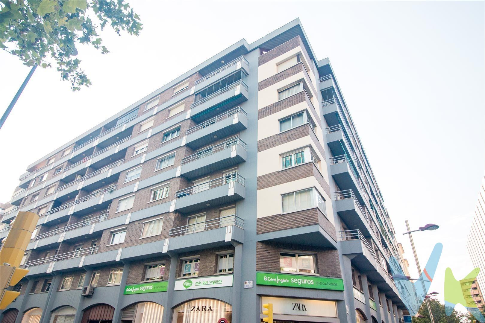 Piso de 195 metros cuadrados útiles (181,04 + 14,38 en terrazas) en calle San Ignacio de Loyola junto a Paseo de las Damas, en pleno centro de Zaragoza para disfrutar de todas las comodidades y servicios de un entorno privilegiado, próximo tanto a zonas verdes como a la oferta cultural y gastronómica de la ciudad. El inmueble, amplio y luminoso, ideal para aquellos que desean reformar y personalizar su hogar, ofrece una distribución versátil, que actualmente incluye: 4 dormitorios espaciosos, amplio salón con salida a dos terrazas exteriores que ofrecen vistas despejadas tanto a Paseo de las Damas como a San Ignacio de Loyola, cocina con potencial para ser transformada en una cocina moderna y funcional, 3 baños y galería o zona de tender interior, ventilada y discreta. Otras de las características de este magnífico piso es que dispone de dos ascensores, trastero y una gran plaza de aparcamiento en la misma finca (imprescindible por su ubicación en el centro de la ciudad), calefacción central incluida en los gastos de comunidad, y preinstalación de aire acondicionado por conductos. Este inmueble es ideal para familias que buscan un hogar espacioso y personalizable en una ubicación céntrica, así como para inversores interesados en propiedades con alto potencial de revalorización. Su estado para reformar permite diseñar cada espacio según tus necesidades y gustos personales. Para más información y visitar el inmueble no dude en contactar con nosotros.