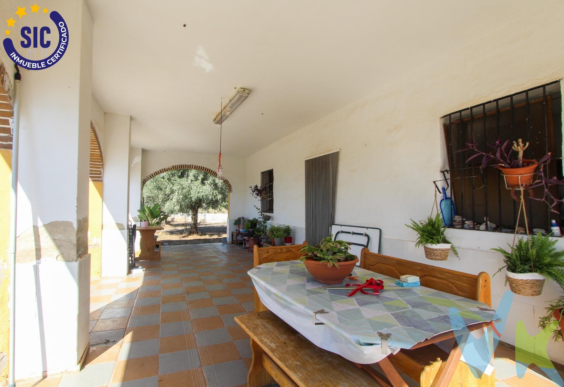 Se vende vivienda ubicada en la tranquila urbanización Joliesa de Llíria. La casa está construida sobre suelo rústico, pero se encuentra inscrita en el Registro de la Propiedad y en el Catastro, considerándose una vivienda consolidada (con carácter urbano en la edificación). Dispone de:. Suministro eléctrico con contrato activo. Agua de pozo comunitario (almacenada en aljibe, no potable). Sin gastos de comunidad. IBI anual económico. Además, la urbanización cuenta con servicio de transporte público a Llíria dos veces al día, lo que facilita la conexión con el municipio. La vivienda es de origen, por lo que ofrece grandes posibilidades de reforma y personalización a tu gusto. Entorno tranquilo, perfecto como residencia habitual o segunda vivienda. Contacta para más información o concertar una visita. VENTA:. PVP 170.000€.  Gastos e impuestos no incluidos en el precio. La compra conlleva impuestos y gastos de formalización para el comprador. A título orientativo se informa que en segundas transmisiones el  ITP  con carácter general en  Valencia  es del  10%, pudiendo existir otros tipos impositivos atendiendo a  las circunstancias  personales del comprador u otras circunstancias previstas legalmente. Base imponible del impuesto el mayor valor entre el precio de compraventa, la tasación o el valor de referencia catastral. En cuanto a los gastos de  notaría y registro, en su caso,  suelen oscilar aprox; entre 1,5% y 2,5% (aranceles variables según precio, n.º de copias y complejidad). El comprador elige notario. Si el comprador precisase de  hipoteca: tasación, condiciones y costes bancarios serán según entidad elegida por el comprador, así como los gastos de gestoría, y cualesquiera otros gastos inherentes a la formalización de la compraventa que legalmente correspondan a la parte compradora, salvo pacto expreso en contrario con el vendedor. El consumidor tiene,  conforme a la normativa vigente, a su disposición información y documentación adicional relativa al inmueble y condiciones de la compraventa, que podrá ser consultada en C/Joaquín Costa 4, bajo 46005 Valencia o urbe2@remax.es. Honorarios de mediación inmobiliaria a cargo del  COMPRADOR: (3% del precio final de venta más IVA (21%), salvo otro pacto.); y  de VENDEDOR (según acuerdo con el mismo). . Se informa al consumidor que la agencia actúa como intermediaria inmobiliaria en la operación, estando cualquier eventual compraventa y sus condiciones sujeta a la aceptación expresa del propietario-vendedor y a la posterior formalización del correspondiente contrato.