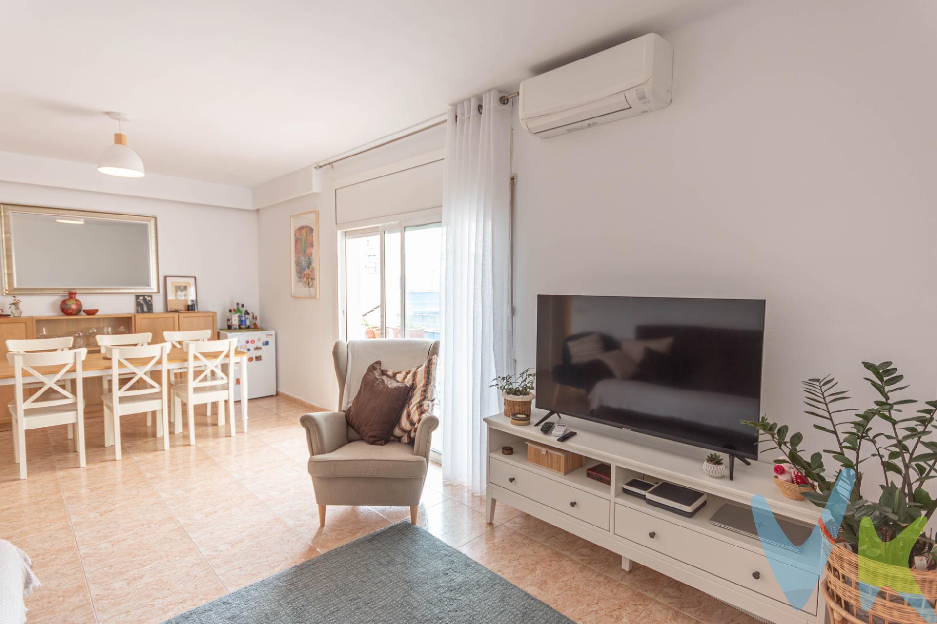 Amplio piso de tres habitaciones con posibilidad de recuperar una cuarta estancia. Es poco habitual encontrar en Sitges una vivienda de estas generosas dimensiones, ideal para familias que buscan espacio, comodidad y versatilidad. La distribución actual ha integrado la antigua cuarta habitación en la cocina, dando lugar a un espectacular espacio de grandes dimensiones donde cocinar, compartir y disfrutar de reuniones familiares o encuentros con amigos con total comodidad. Una estancia abierta y funcional que se convierte en el auténtico corazón de la vivienda. La zona de descanso se compone de tres amplias habitaciones dobles y dos baños completos, ofreciendo confort y privacidad para todos los miembros de la familia. Además, la vivienda cuenta con dos amplios balcones, situados en la fachada principal y posterior, que aportan una excelente luminosidad natural durante todo el día, favorecen la ventilación cruzada y permiten disfrutar de agradables espacios exteriores. Una oportunidad única para disfrutar de una vivienda espaciosa, luminosa y perfectamente adaptada a las necesidades de la vida familiar en Sitges en ubicación céntrica y tranquila. Cláusula de Transparencia y Desglose de Gastos (Ley 10/2025). Para segunda mano, al encontrase el inmueble en CATALUNYA, ITP 10 a 13% según importe (posibles reducidos 5 a 7%) calculándose el importe sobre el mayor entre el precio de venta o valor de referencia. Para Obra Nueva IVA 10% + AJD 1,5%. Gastos Notaría según aranceles (Anexo I, del Real Decreto 1426/1989, de 17 de noviembre). Gastos Registro según aranceles (Anexo I, del Real Decreto 1427/1989, de 17 de noviembre). Gastos Gestoría según trámites a realizar. Para una vivienda de segunda mano de 420.000 € en Cataluña, ITP: 42.000 €, Gastos de notaría: aprox. 800 € a 1.200 €, Gastos de notaría: aprox. 700 € a 900 €. Gastos de registro: aprox. 300 € a 500 €. Gastos de gestoría: aprox. 300 € a 400 €. IMPORTE FINAL DE LA OPERACIÓN: 461.436 € - 462.500 €. Honorarios de agencia: incluidos en el precio y a cargo del vendedor. Cédula habitabilidad: CHB01336620001     Expedición 08/04/2020. Certificado de Eficiencia Energética: 9T7FX1CHJ30 Consumo: LETRA G 246 kWh/m² año//Emisiones: LETRA F 51 kg CO2/m² año. Metros construidos 98 m2/Metros útiles 95 m2. El precio no incluye el mobiliario, electrodomésticos y enseres que aparecen en las fotos. API: 2400 - AICAT 1050. REF 11438 TF