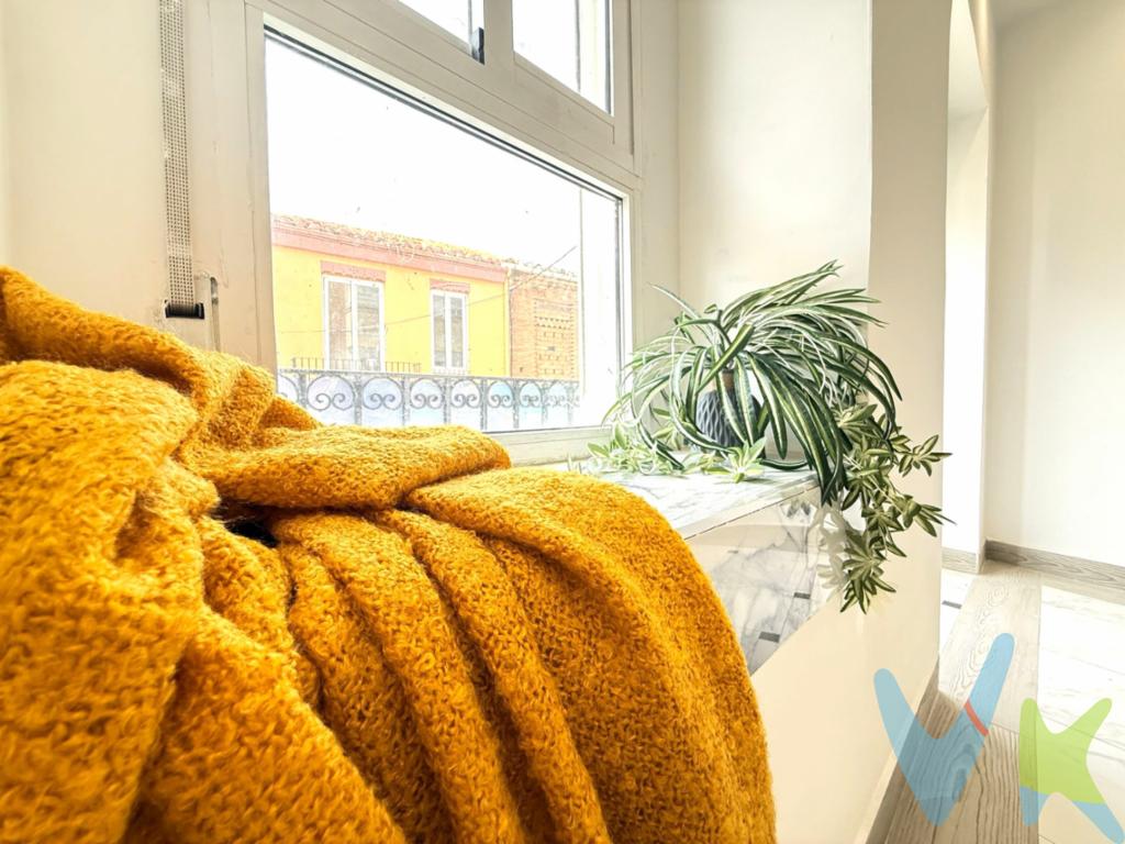  Ponga fin a su búsqueda de la casa ideal con esta excepcional propiedad adosada, situada en el corazón de Burriana, en la céntrica y deseada zona Centro. Esta casa refleja el encanto y el carácter típico de la época, combinados con comodidades modernas para brindarle una experiencia de vida incomparable.Con un total de 143 metros cuadrados construidos y 130 metros útiles, esta espaciosa vivienda ofrece todo el espacio que una familia pudiera necesitar. Sus cuatro confortables habitaciones aseguran un entorno acogedor para descansar y disfrutar del hogar. Cada habitación está diseñada pensando en su comodidad, con acabados que realzan su atractivo y funcionalidad.Entrar en esta casa es descubrir un espacio armonioso con un lujo que no todos tienen el privilegio de disfrutar.  Los balcones aportan luminosidad. Es el lugar perfecto para disfrutar de un café matutino o de una copa de vino al atardecer, haciendo cada momento especial.La casa está reformada íntegramente con buen gusto y equipada con horno, campana y vitro, listo para que usted y su familia se instalen de inmediato sin preocuparse por nada más. La cocina invita a preparar deliciosas comidas para sus seres queridos, mientras que el salón ofrece un espacio ideal para el entretenimiento y el relax.Este inmueble no sólo es bonito por dentro, sino también extremadamente práctico. Los trasteros  proporcionan espacio adicional de almacenamiento, perfecto para mantener el hogar ordenado y organizado. La ubicación de la propiedad es otro de sus grandes activos. Con la estación de tren y varias paradas de autobús, el acceso al transporte público es rápido y sencillo, permitiendo desplazarse sin complicaciones hacia cualquier lugar. Vivir en el centro de Burriana significa también estar cerca de todos los servicios necesarios; tiendas, restaurantes y lugares de ocio están a un paso, asegurando así que todas sus necesidades diarias estén cubiertas sin grandes desplazamientos.No pierda la oportunidad de vivir en esta casa, donde el encanto del pasado y la conveniencia de la vida moderna se entrelazan a la perfección. Este inmueble le ofrece una experiencia de vida incomparable en una de las zonas más vibrantes y convenientes de Burriana.Programe una visita hoy mismo y descubra usted mismo por qué esta propiedad es única. Experimente el espacio, la luz y la comodidades que hacen de esta casa un lugar realmente especial para llamar hogar. Nosotros estamos listos para mostrársela.Posibilidad de financiación hasta el 100%, pregúntanos y te haremos un estudio gratuito. Agencia Registrada con el número 1.399 en el Registro Obligatorio de Agentes Inmobiliarios de la Comunidad Valenciana. Puede consultar en la web de la GVA. Gastos e impuestos no incluidos en el precio. A título orientativo, en segundas transmisiones, el comprador abonará el Impuesto sobre Transmisiones Patrimoniales (ITP), cuyo tipo general en la Comunidad Valenciana es el 10% (*) sobre la base imponible, que será el mayor valor entre precio de compraventa, tasación o valor de referencia catastral. Gastos de notaría y Registro de la Propiedad: aproximado entre 1.000 y 2.000 euros (aranceles variables según precio, número de copias y complejidad). El comprador escoge libremente notario. El vendedor asume, por ley, los gastos que le correspondan, salvo pacto contrario. Si se precisa hipoteca, tasación, condiciones y costes bancarios según entidad elegida por el comprador; así como los gastos de gestoría y cualesquiera otros inherentes a la formalización de la compraventa. De acuerdo con la ley, no se incluyen en el precio otros gastos o tributos que legalmente correspondan al comprador. Los honorarios de intermediación inmobiliaria al vendedor no incluidos en el precio. Los honorarios de intermediación inmobiliaria al comprador: 2,5 % + IVA calculados sobre el precio de venta con un mínimo de 3.000 euros + IVA(*) Consultar condiciones concretas según circunstancias personales o régimen fiscal aplicable. Puedes llamar al y te informaremos de tu caso en concreto. El consumidor tiene derecho, conforme a la normativa vigente, a disponer de información y documentación adicional relativa al inmueble y condiciones de la compraventa, accesible en la sede física de la agencia situada en Avenida Rey Don Jaime nº74, 7ºB, Castellón de la Plana. La agencia actúa exclusivamente como intermediaria en la operación. Cualquier compraventa y sus condiciones quedan sujetas en todo caso a la aceptación expresa del vendedor del inmueble y a la posterior formalización del correspondiente contrato. El presente anuncio tiene carácter meramente informativo: la información suministrada se corresponde con la disponible a la fecha de publicación, pudiendo variar en función de las circunstancias o actualizaciones legales, contractuales y fiscales. 
