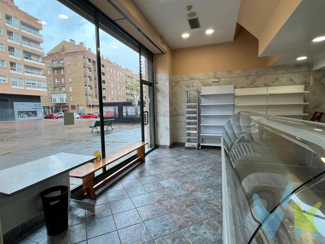 Se vende local en Echavacoiz Norte. Emprendedores aprovechad esta oportunidad!!El local dispone de113m² distribuidos en dos plantas. Planta Baja: un total de 76m² y en la primera planta 37m² útiles, distribuidas en oficina, almacén, aseo y sala de motores que en cualquier momento se puede utilizar como almacén, trastero, despensa, según necesidadEl local tiene una amplia fachada de cristal y/o escaparate con vistas al paseo peatonal de Echavacoiz Norte, está rodeado de parque infantil y todo tipo de comercio, es una zona activa comercialmente hablando. Las posibilidades para cualquier negocio existe, incluso para convertirlo en vivienda tipo loft, cuenta con SALIDA DE HUMOS, suelo de cerámica, techos bajados, iluminación, persiana eléctrica y conductos de ventilación y extracción. Actualmente está adaptado como carnicería, el mobiliario es opcional, está en perfecto estado de uso y conservación. Si decidieras seguir con el negocio, los Propietarios estarían dispuestos a darle toda la información necesaria para el inicio de la actividad(Las superficies expresadas en esta página tienen carácter descriptivo y son aproximadas. Datos meramente informativos, sin valor contractualEl PVP indicado no incluye impuestos, gastos de transmisión).