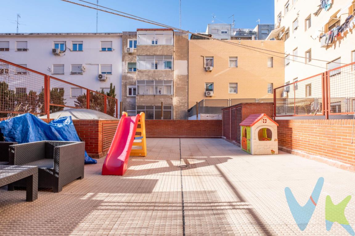 Una oportunidad perfecta para quienes buscan una vivienda cómoda, luminosa y lista para entrar a vivir, en una de las zonas más consolidadas del barrio de Delicias, entre av. de Navarra y Av. de Madrid. Ubicado en una primera planta de un buen edificio con ascensor, este piso destaca por su amplia terraza, un espacio ideal para disfrutar al aire libre, relajarse o crear una agradable zona de estar exterior. Además, existe la posibilidad de alquilar garaje en la misma finca, una ventaja muy valorada en la zona. La vivienda cuenta con calefacción y agua caliente individual a gas, lo que permite un control eficiente del consumo. Su distribución es práctica y acogedora:. - 2 dormitorios,  1 baño, . - Cocina independiente con acceso a una galería interior orientada al patio de luces. - Salón con salida directa a la gran terraza, que aporta luz y amplitud a la estancia. Una vivienda cómoda y con una magnífica terraza que marca la diferencia. ._______________________________________________________________________________. ℹ️ El precio de venta no incluye los honorarios de agencia por el servicio de gestión, asesoramiento y formalización del proceso de compra, que serán asumidos por el comprador. La reserva del inmueble solo se producirá tras la aceptación expresa de una propuesta por parte del vendedor. El precio publicado no incluye impuestos ni gastos derivados de la compraventa e inscripción. . 