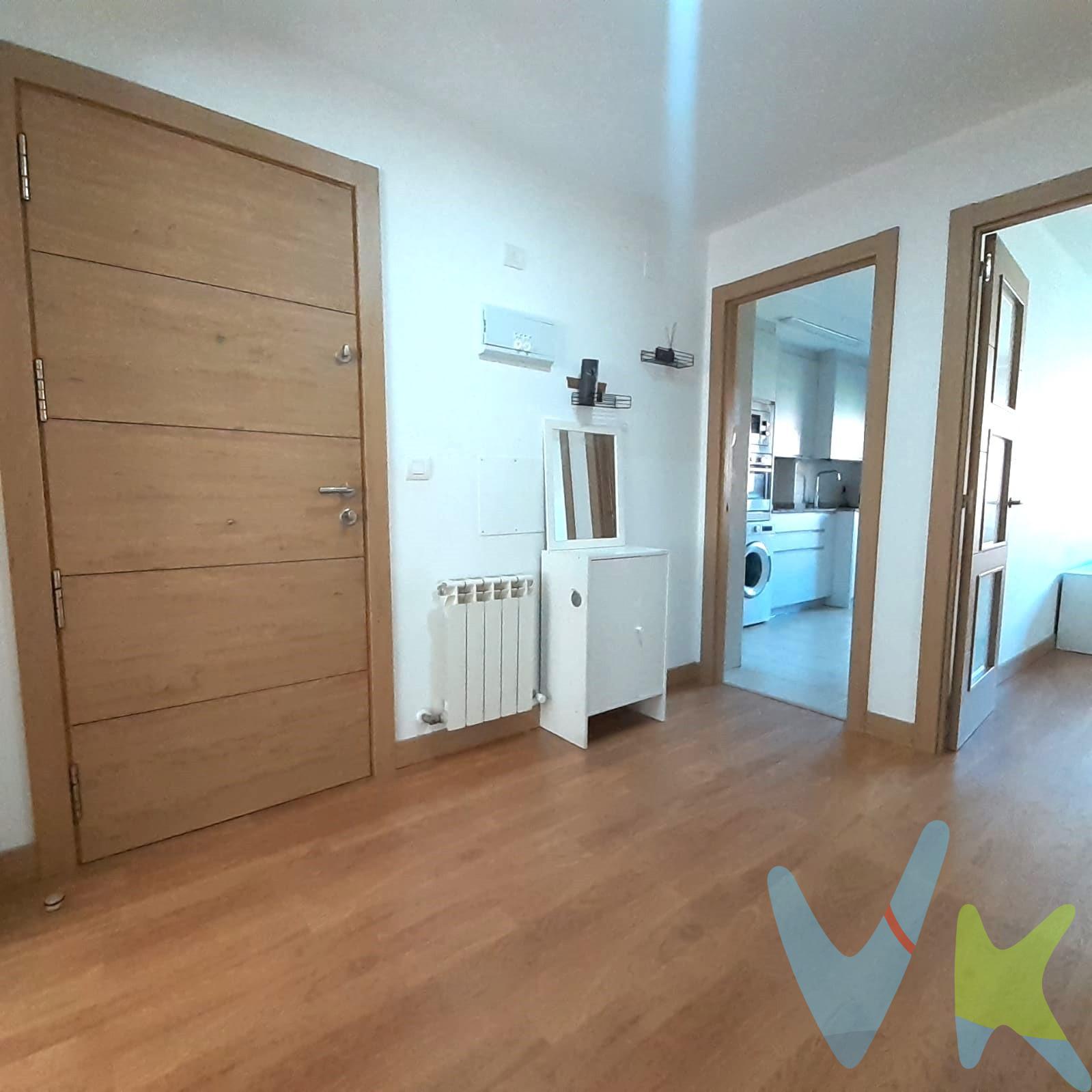 Impecable vivienda lista para entrar a vivir. Presentamos esta luminosa y acogedora vivienda de dos dormitorios, ideal para quienes buscan confort y funcionalidad. Dispone de un baño completo con bañera, un amplio y cómodo salón-comedor, y una cocina independiente totalmente amueblada y equipada, con acceso a un práctico balcón-tendedero. La vivienda cuenta con excelentes calidades: suelos de parquet, pintura lisa, y ventanas de aluminio con acristalamiento Climalit que garantizan un buen aislamiento térmico y acústico. Ubicada en una tranquila urbanización con zonas verdes, incluye plaza de garaje y trastero en el mismo edificio, lo que aporta un extra de comodidad y espacio. Situada en una zona consolidada y rodeada de todos los servicios: comercios, colegios, transporte público y zonas de ocio. ¡Una oportunidad perfecta para entrar a vivir sin necesidad de reformas!. 