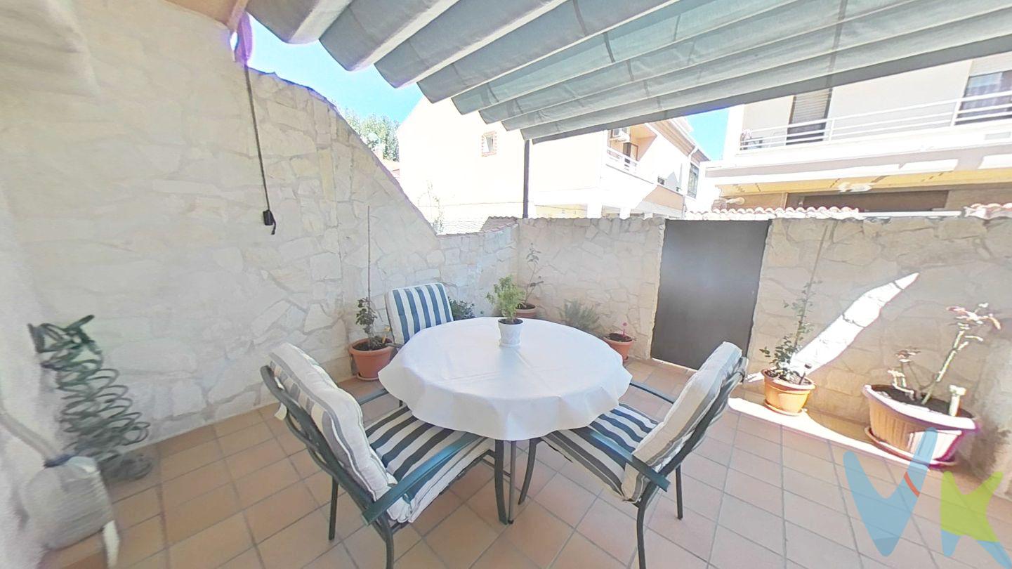 OPORTUNIDAD en Getafe, Perales del Río
Chalet perfecto para una familia que busca casa espaciosa y confortable.
Llámanos y prepararemos una visita para que lo compruebes.
Esta propiedad tipo chalet cuenta con 106 metros construidos, ofreciendo un amplio espacio para vivir y disfrutar en un entorno tranquilo y seguro. Ubicada en una zona residencial muy solicitada, esta casa adosada combina la tranquilidad del campo con la comodidad de estar cerca de todos los servicios necesarios. Además, su diseño moderno y elegante la convierte en una opción ideal para aquellos que valoran la belleza y la funcionalidad en el hogar. Se entrega totalmente amueblada y con electrodomésticos.
El interior de la casa está distribuido en tres plantas, todas bien iluminadas y con acceso directo al jardín desde el salón. En la planta baja se encuentra la cocina totalmente equipada, un amplio salón-comedor y un aseo. En la segunda planta, se encuentran los dos dormitorios, todos con armarios empotrados y baño completo.
En la planta superior, o bajo cubierta, hay un amplio ático o buhardilla, perfecto para convertirlo en una zona de juego, estudio, dormitorio o gimnasio. Tiene una amplia terraza acristalada. Totalmente amueblado y con armarios empotrados que hacen a su vez de trasteros.
La ITE del edificio está pasada recientemente.
En el exterior, encontramos un bonito jardín con espacio para relajarse y disfrutar de comidas al aire libre con familiares y amigos. Tiene mobiliario de jardín y barbacoa.
Puertas de Roble, ventanas de aluminio con climalit abatibles, suelos de gres porcelanico imitacion madera, armarios empotrados y vestidos interiormente, pintura en gotelet y estuco en la entrada, cocina amueblada y con electrodomésticos. 
No cuenta con plaza de garaje, aunque es zona de fácil aparcamiento. No cuenta con trastero como tal, pero en la Buhardilla tiene muchos armarios o trasteros empotrados que realizan su función.
Tiene piscina comunitaria con zonas ajardinadas.
No pierdas la oportunidad de adquirir esta magnífica propiedad en una de las mejores zonas de Getafe.
¡Contáctanos hoy mismo para programar una visita! ¡Te encantará esta maravillosa casa adosada en Perales del Río!
Disponemos de financiera propia para hacerte un estudio personalizado. Pregúntanos por tu hipoteca.
IBI: 361€ anuales
Comunidad de propietarios: 40€ trimestrales incluye piscina comunitaria
Honorarios de intermediación inmobiliaria no incluidos en el precio.
Información válida salvo error tipográfico. 