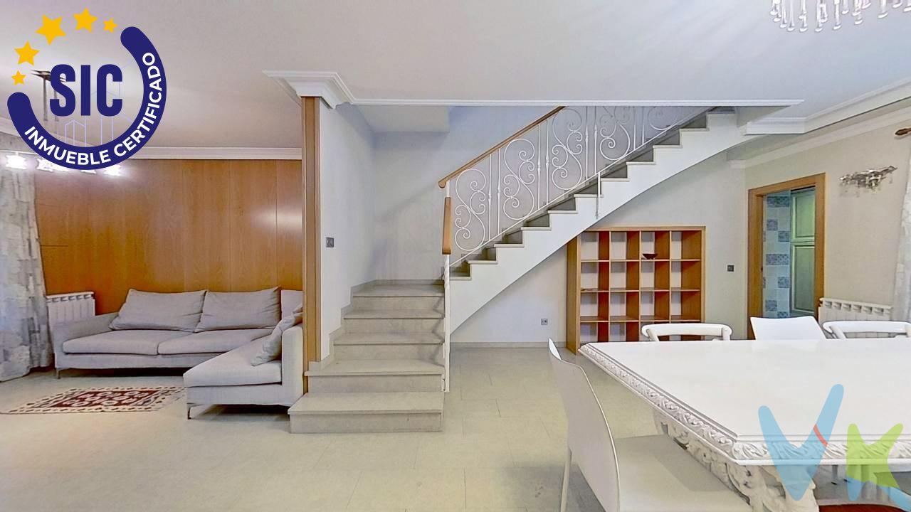 Casa en venta en Chiva, una joya reformada en el corazón del pueblo. Esta impresionante vivienda de tres plantas ofrece un diseño funcional y espacioso, ideal para familias que buscan confort y modernidad. La distribución de la casa, en tres plantas, es funcional y espaciosa:. Planta baja: Una cocina amplia y luminosa, con lavadero, comunica con un acogedor salón comedor, ideal para reuniones familiares y sociales. En esta planta también encontramos un aseo de cortesía y una habitación con vestidor y baño privado, perfecta para invitados o como dormitorio principal. Primera planta: Un recibidor amplio distribuye tres habitaciones todas ellas con splits de a/a, y dos baños completos. Esta planta ofrece un espacio cómodo y privado para el descanso. Segunda planta: Un espacio diáfano, bañado de luz natural, con acceso a una terraza, ofrece infinitas posibilidades: un estudio, una sala de juegos, un gimnasio, o incluso una suite principal con baño y vestidor. La elección es tuya. Todas las plantas tienen acceso a terrazas, proporcionando luz natural y ventilación en toda la casa. La reforma ha sido integral: instalación eléctrica, fontanería, aislamiento térmico. ¡todo nuevo! Los acabados son de alta calidad, con suelos laminados que aportan calidez, ventanas de doble cristal que garantizan el aislamiento y puertas de madera  que añaden un toque de elegancia. La ubicación es inmejorable, en el centro de Chiva, cerca de comercios, restaurantes, colegios, parques y transporte público. Además, la proximidad a Valencia te permite disfrutar de la tranquilidad de un pueblo y de la oferta cultural y de ocio de la ciudad. Esta casa es ideal para familias que buscan un hogar espacioso y moderno, con todas las comodidades, en un entorno tranquilo y bien comunicado. ¡No pierdas la oportunidad de visitarla!. La descripción del presente inmueble e imágenes tienen mero carácter informativo y en ningún caso carácter contractual, pudiendo ser modificados por la inmobiliaria comercializadora sin que ello implique responsabilidad alguna frente a terceros. En el precio de venta a público, esta propiedad NO incluye los gastos de adquisición (Notario, registro, gestión, honorarios, etc…).