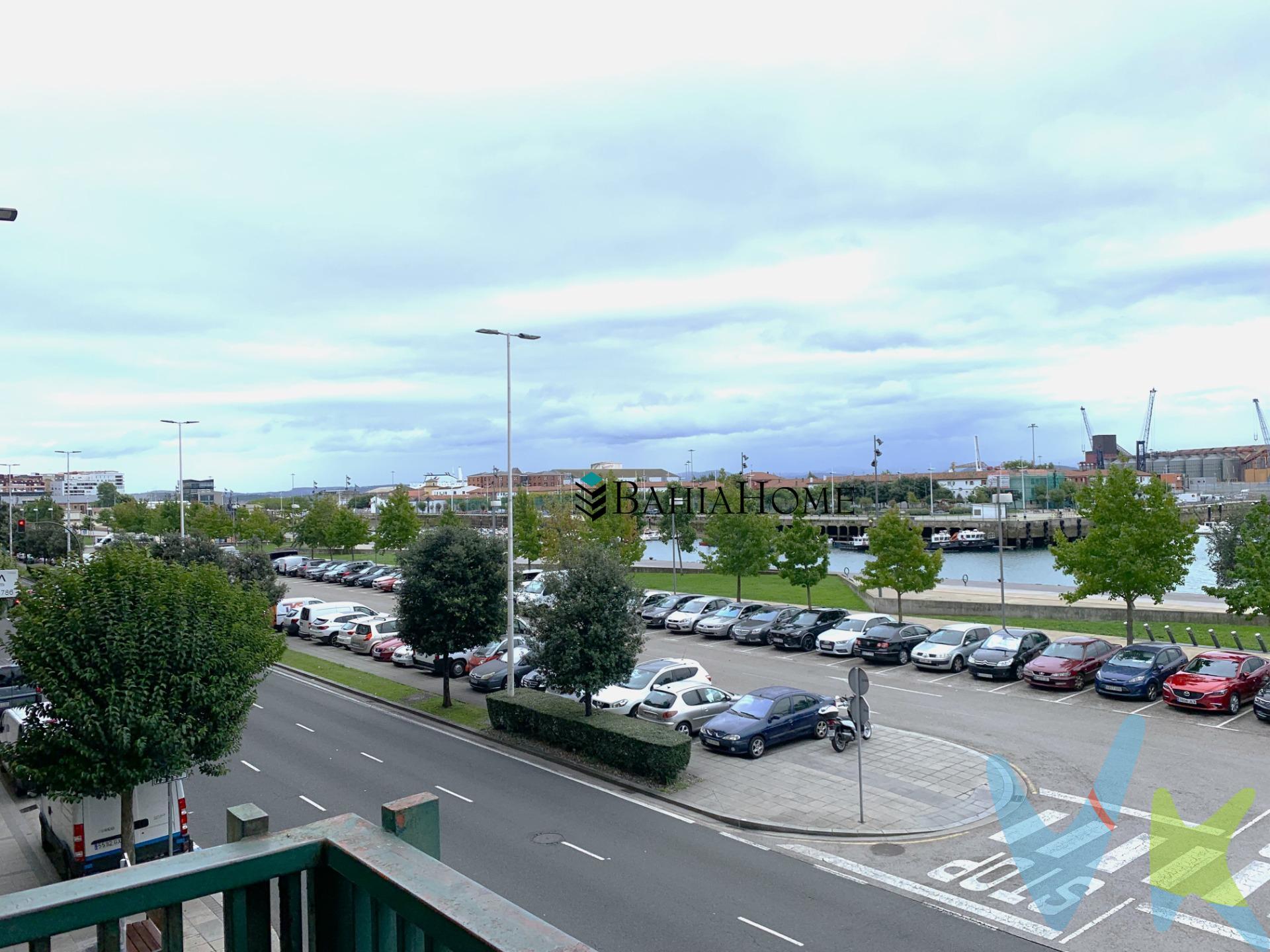 Piso en venta en Marqués de la Hermida, CON LICENCIA TURÍSTICA.  La vivienda se ubica junto a un precioso paseo en el que disfrutar de la brisa del mar.  Entre otros privilegios cabe destacar su conectividad con otros puntos de la ciudad gracias al transporte urbano, así como su acceso directo a la salida y entrada ciudad, con conexión autovía  Bilbao-Torrelavega. Todos los servicios necesarios para el día a día sin grandes desplazamientos.  .  Junto al pulmón de Santander, el parque de la Marga.  .  Cercanía con el Hospital Universitario Marqués de Valdecilla y a un paso de las Estaciones de Santander.  .  La vivienda dispone de dos entradas una de ellas por Marqués de la Hermida y otra completamente accesible por Capitán Palacios.  Se trata de uno de los edificios más emblemáticos de Santander, dispone de patios y zonas comunes. También dispone de, un TRASTERO DE 15.000€.  .  Edificio completamente accesible. Zonas comunes reformadas recientemente.  .  Actualmente la vivienda se distribuye en 3 habitaciones, salón, cocina y baño.  .  Te sorprenderás sus amplios espacios y su excelente distribución.  .  En los gastos de comunidad está incluido el agua.  .  Se trata de una gran oportunidad de compra.  .  POSIBILIDAD DE COMPRA DE TRASTERO CONSULTAR CONDICIONES.  .  Llámanos sin compromiso, y conoce tu futuro hogar ¡Te estamos esperando!