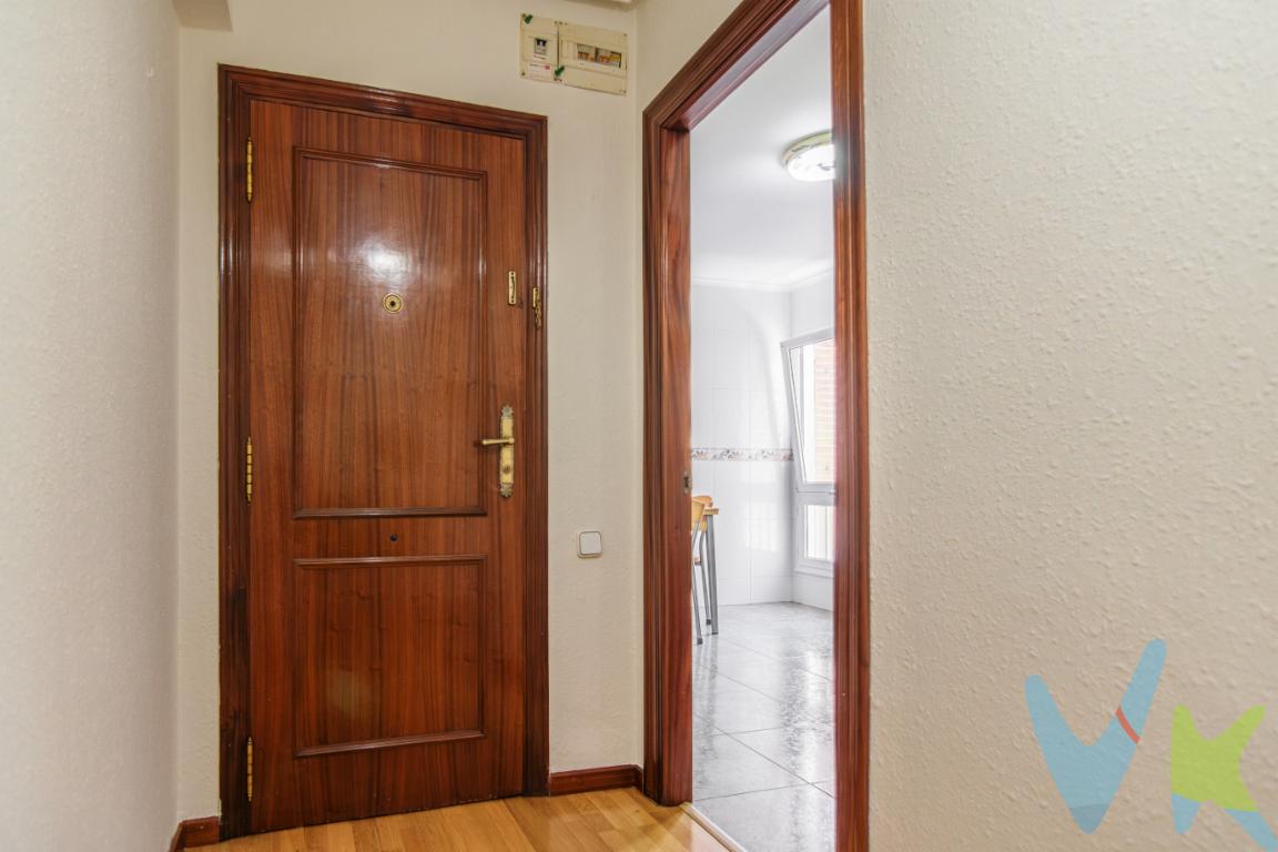 OS PRESENTAMOS ESTA VIVIENDA SITUADA EN EL CONOCIDO BARRIO DE SIEMPRE EN PUMARIN GIJON. UN BARRIO DE SIEMPRE CON TODOS LOS SERVICIOS A LA MANO, TIENDAS, FARMACIAS, MÉDICO, CAFETERIAS, AL LADO DEL EL CORTE INGLES, TODAS LAS COMUNICACIONES CON EL CENTRO ESTÁN AHÍ, AUTOBUSES CADA CINCO MINUTOS QUE TE CONECTAN CON TODA LA CIUDAD, Y UN PASEO CAMINANDO DE NO MÁS DE VEINTE MINUTOS. ESTÁ DENTRO DE COMUNIDADES CON ZONA PRIVADA, PEATONALES Y AJARDINADAS, MUCHO APARCAMIENTO EN ZONA BLANCA SIN PAGO.LA VIVIENDA ESTÁ EN UN EDIFICIO DE 6 PLANTAS, ENTRESUELO Y CINCO ALTURAS MÁS, CON UNA PLAZA AMPLIA DELANTE LO QUE DEJA MUCHO ESPACIO CON LOS EDIFICIOS VECINOS,  ADEMAS DE SITUARSE  EN UN CUARTO CON ALTURA DE UN QUINTO, FAVORECE UNA ENTRADA DE LUZ NATURAL TODO EL DÍA. SU ORIENTACIÓN ES OESTE ES SU MAYORÍA, DANDO EL SOL EN LA FACHADA POSTERIOR DESDE POR LA MAÑANA QUE ES SURESTE, PASANDO A LA FACHADA PRINCIPAL A LA TARDE. MUY LUMINOSO...TRES VECINOS POR PLANTA, CON PORTAL ADAPTADO CON RAMPA EXTERIOR, UN ELEVADOR PARA PERSONAS CON MOVILIDAD REDUCIDA QUE DA ACCESO A UN ASCENSOR DE CUATRO PLAZAS.SU DISTRIBUCIÓN SE DIVIDE EN TRES DORMITORIOS MUY AMPLIOS, COCINA INDEPENDIENTE, UN BAÑO, HALL DE ENTRADA Y UN HERMOSO SALÓN COMEDOR. LA COCINA Y EL SALÓN ESTÁN A LA ENTRADA, CON UNA PUERTA DE ACCESO A LA ZONA DE DORMITORIOS Y BAÑO, DEJANDO INDEPENDIENTE LA ZONA DE DÍA, MUY POCO PASILLO LO QUE LO HACE MUY AGRADABLE.ES UNA VIVIENDA DE SEGUNDA MANO MUY CUIDADA, SUELOS DE PARKET EN MUY BUEN ESTADO, CARPINTERIA INTERIOR DE MADERA, Y CARPINTERIA EXTERIOR DE ALUMINIO, SON VENTANALES MUY GRANDES Y TODOS DAN A LA CALLE, EL BAÑO TAMBIEN TIENE VENTANA, AUNQUE ESTÁ ANTIGUO TAMBIEN ESTÁ BIEN CONSERVADO. LA COCINA ESTÁ EQUIPADA CON PLACA VITROCERÁMICA, HORNO, LAVAVAJILLAS Y NEVERA. TAMBIEN TIENE LAVADORA EN EL BAÑO. Y DOS TENDEDEROS EXTERIORES.SALIENDO A LA CALLE DEBAJO DE LOS ENTRESUELOS HAY UNA ZONA CON TRASTEROS, UNO PARA CADA VECINO. SI ESTÁS BUSCANDO PARA VIVIR, PARA SEGUNDA VIVIENDA, INVERSIÓN EN UNA CIUDAD QUE DEMANDA PISOS DE ALQUILER DE LARGA ESTANCIA, Y NO TE IMPORTA NO VIVIR EN EL CENTRO, SI NO QUE TE GUSTA MÁS LA TRANQUILIDAD DE UN BARRIO CERCANO A TODO Y CON GENTE DE SIEMPRE, NEGOCIOS DE BARRIO.... ES UN PISAZO VEN A VERLO.ENCANTADOS DE ACOMPAÑARTE. GASTOS DE COMUNIDAD 110,00 EUROS INCLUYE AGUA Y SERVICIOS CENTRALES AGUA CALIENTE Y CALEFACCIÓN DE GAS NATURAL CON UN GASTO MÁXIMO. (CONTADORES INDIVIDUALES)IBI 208,00 EUROS EL PRECIO DE VTA. NO INCLUYE GASTOS ITP, NOTARIA Y REGISTRO.  