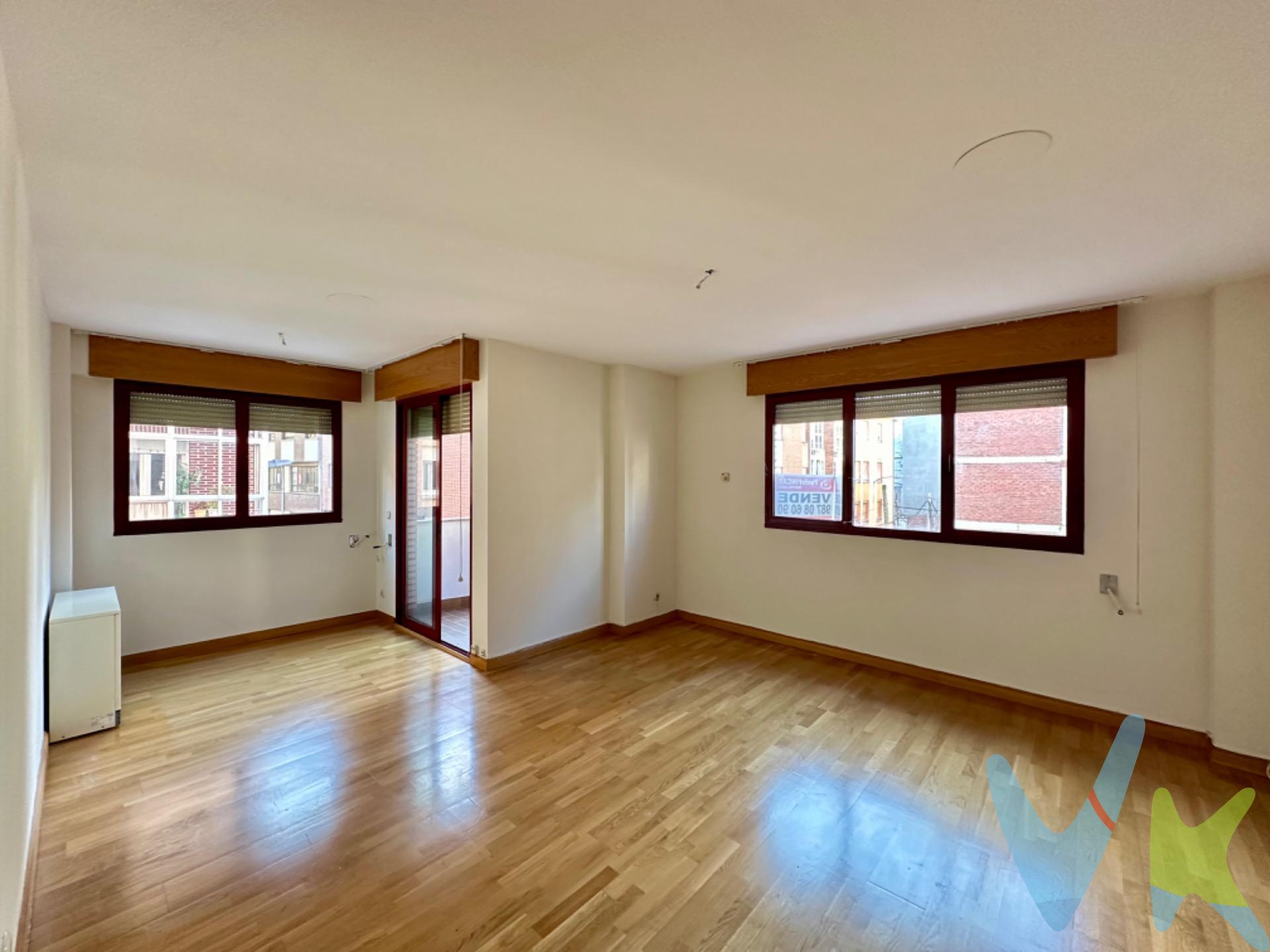 Vivienda ubicada en la zona centro de Ponferrada, próxima a la Avenida de Pérez Colino. El inmueble consta de 114m2 distribuidos en: amplio hall de entrada con armarios empotrados, salón - comedor con terraza, 3 habitaciones dobles exteriores, cocina independiente, 2 cuartos de baño completos con bañera y habitación doble con galería interior. Complementan la composición un trastero en el ático y otro trastero bodega en el -1. La calefacción y ACS se producen mediante acumuladores y termo eléctrico, posibilidad de gas ciudad. Instalada la pre-instalación. . Posibilidad de garaje en otro edificio.