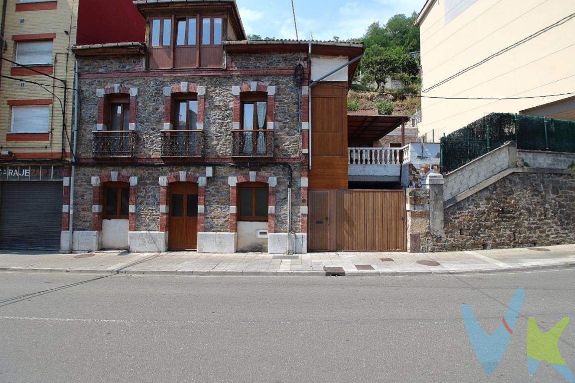   Oportunidad en Mieres: hogar familiar, robusto y lleno de luz natural.Localidad: Mieres.Ambiente: Entorno apacible, sereno y rodeado de belleza natural.Conectividad: Equilibrio entre naturaleza y accesibilidad, a corta distancia de servicios esenciales y transporte.Datos Técnicos y EstructuraSuperficie: 287 metros cuadrados construidos.Plantas: 3Año de construcción: 1963 (década de los sesenta).Calidad: Construcción sólida, robusta y con estructura fiable. Distribución InteriorHabitaciones: 3 estancias amplias, luminosas y personalizables.Zonas comunes: Salón espacioso ideal para reuniones familiares y sociales.Cocina: Espacio práctico, funcional y bien diseñado para amantes de la cocina.Luz: Ventanas estratégicas que garantizan abundancia de luz natural.Potencial de la PropiedadCarácter: Conserva el encanto arquitectónico de su época de construcción.Personalización: Permite realizar actualizaciones y reformas al gusto del comprador. Gastos e impuestos no incluidos en el precio. En segundas transmisiones, el comprador abona el ITP (porcentajes en Asturias: https://sede.tributasenasturias.es/sites/sede/default/es_ES/Que-quieres-hacer/Transmisiones-Patrimoniales-y-AJD), calculado sobre el mayor valor entre precio, tasación o valor de referencia catastral. Notaría y registro según aranceles variables; el comprador elige notario. El vendedor asume la plusvalía municipal; el resto de gastos (incluida hipoteca: tasación, costes bancarios, gestoría y formalización) son del comprador.Honorarios: intermediación a cargo del vendedor; mediación a cargo del comprador del 2% + IVA, mínimo 2.000  + IVA.El consumidor puede solicitar información y documentación adicional en la sede física o por correo electrónico de la Agencia (contacto en la web). La agencia actúa solo como intermediaria; toda compraventa queda sujeta a la aceptación expresa del vendedor y a la formalización del contrato. Anuncio meramente informativo: los datos corresponden a la fecha de publicación y pueden variar por actualizaciones legales, contractuales o fiscales.