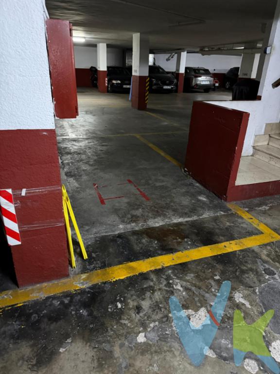Plaza de Garaje de 9 m² Útiles en el Barrio de Benimaclet, ValenciaNota:  Es una plaza de 1.91 de ancho y 4,27 de largo. Por tanto, para coches pequeños.Ubicación y EntornoLa propiedad se encuentra ubicada en el barrio de Benimaclet, Valencia, una zona de alta densidad residencial y comercial. El garaje está situado en un entorno con alta demanda de aparcamiento y escasa oferta de estacionamiento libre en vía pública. Su localización permite una conexión directa con las principales arterias viales del norte de la ciudad, facilitando el tránsito hacia otras áreas metropolitanas.Características Técnicas y SuperficiesEl inmueble dispone de una superficie útil de 10 metros cuadrados, integrada en una superficie total construida de 23 metros cuadrados (incluyendo elementos comunes y viales de rodadura). El espacio está delimitado para el estacionamiento de un vehículo estándar. Las dimensiones del vial permiten realizar las maniobras de entrada y salida con precisión técnica. El diseño del garaje está orientado a maximizar el aprovechamiento del área disponible de forma funcional.La Finca e InfraestructuraLa plaza de garaje forma parte de un edificio construido en 1976. La estructura de la finca presenta solidez constructiva y un estado de conservación adecuado. El acceso al garaje se realiza a través de una puerta motorizada y rampas con la inclinación técnica reglamentaria para su época de construcción. Los pasillos de maniobra cuentan con dimensiones suficientes para el tránsito vehicular interno y el acceso peatonal está diferenciado conforme a la normativa de seguridad.Equipamiento y MantenimientoEl pavimento es de hormigón fratasado, material resistente al uso intensivo y de fácil mantenimiento. La iluminación en las zonas comunes es constante, asegurando la visibilidad en todos los puntos de la planta.  Debido a su ubicación en planta sótano, el vehículo queda protegido de las inclemencias meteorológicas y de la degradación por exposición exterior.Valor de la InversiónEsta propiedad representa una solución técnica para residentes de la zona o inversores que busquen un activo con bajos costes de mantenimiento y alta demanda de alquiler. La adquisición de una plaza de garaje en Benimaclet reduce los tiempos de desplazamiento diario y garantiza un espacio privado de estacionamiento en una de las áreas con mayor presión de aparcamiento de Valencia. Los gastos de comunidad e impuestos asociados son proporcionales a su superficie. Solicite una visita técnica para comprobar las dimensiones de la plaza y la facilidad de maniobra en el edificio. Contacte con nuestra agencia para recibir el dossier de gastos y programar una cita profesional. Se muestra a título informativo y no contractual. El precio no incluye lo siguiente: Honorarios de la agencia inmobiliaria, impuestos (IVA, ITP) y otros gastos de la Compraventa (notaria, gestoría y registro). 