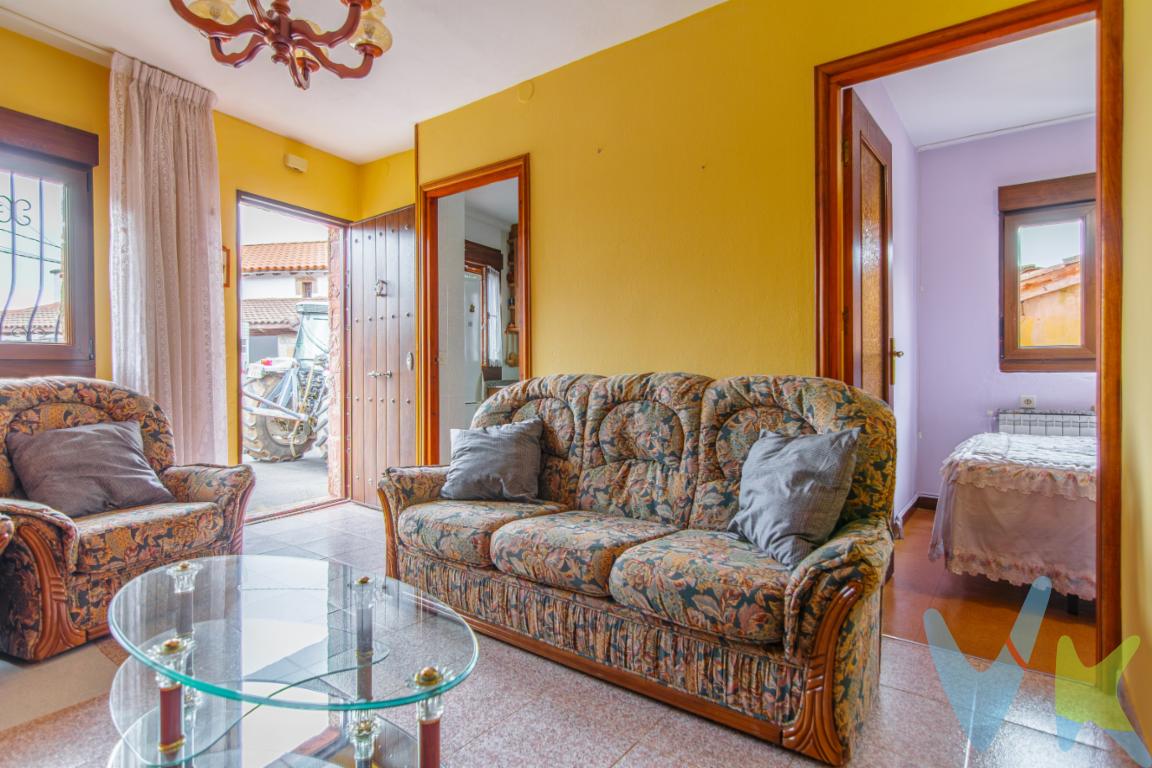 Venta de casa en perfecto estado en el bonito pueblo de Linares, ubicado en el concejo de Proaza.La casa se divide en dos plantas. La planta alta formada por cocina, salón, tres habitaciones y baño, dispone de un anexo utilizado actualmente como almacén que se puede incorporar a la vivienda en caso de querer aumentar el espacio habitable.La planta baja a la que se accede por la parte posterior de la vivienda dispone de una antojana desde la que se accede a la construcción que se utiliza como garaje y zona de reunion, dispone de una baño en esta planta y esta ubicada la zona de la caldera.Se entrega amueblada, dispone de calefaccion de gas-oíl, ventanas de pvc oscilobatientes con vidrio climalit, forjados de hormigón, la vivienda se construyo en el año 1992.No incluido ITP ni gastos de notaria y registro de la propiedad.