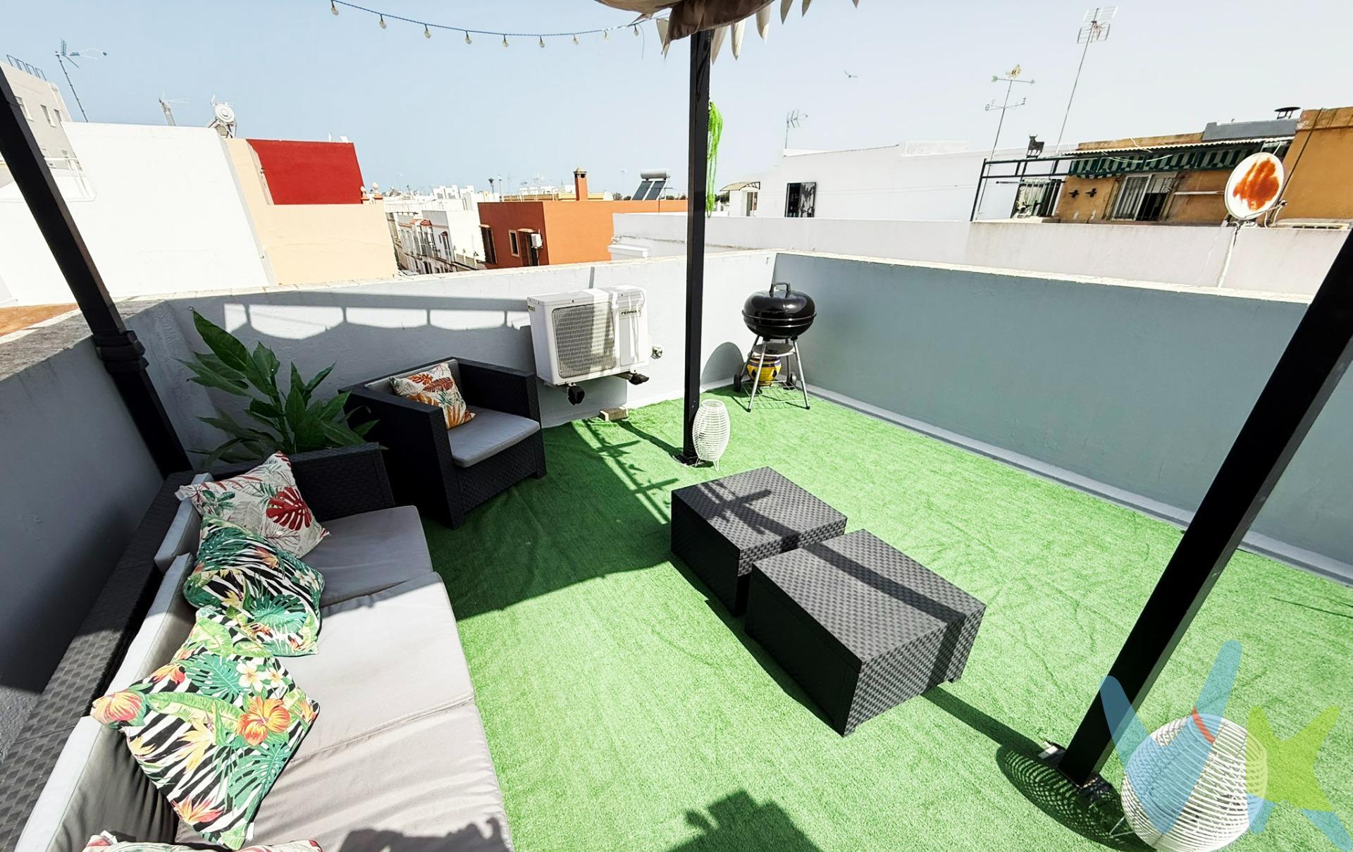 Descubre esta magnífica casa ubicada en el centro de Puerto Real, perfecta para familias que buscan amplitud y comodidad en un entorno privilegiado. La vivienda cuenta con 4 dormitorios, uno de ellos en planta baja con dos vestidores, ideal para crear un espacio privado y funcional. Los otros tres dormitorios se encuentran en la primera planta, ofreciendo luminosidad y tranquilidad. Dispone de 2 baños completos, uno en cada planta, diseñados para satisfacer las necesidades de toda la familia. También tiene una cocina amueblada que junto a su comedor hace la delicia de cualquier familia. . La joya de esta propiedad es su azotea privada: un auténtico oasis en pleno centro con barbacoa, pérgola y zona chill out para disfrutar de inolvidables reuniones al aire libre. Además, en el castillete, encontrarás un práctico lavadero que facilita las tareas domésticas. CASA en el CENTRO DE PUERTO REAL con 174 m² construidos (155 m² útiles) que consta de 4 dormitorios, salón, cocina, 2 baños y azotea privada. VEN A VISITARLA!!. Informamos a nuestros clientes de que los gastos de Notaría, Gestoría, Impuestos y los honorarios de la agencia no están incluidos en el precio. A su vez, disponemos del Documento Informativo Abreviado de la propiedad (Según Decreto 218/2005, del 11 de Octubre) y de Seguro de Caución, para la protección del dinero entregado como señal para la Reserva de una vivienda.