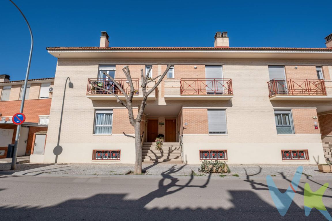 ¡Descubre tu nuevo hogar en Pastriz, en "Residencial Lanuza"  a solo 14 km de Zaragoza!. Si buscas amplitud, tranquilidad y calidad, esta espectacular vivienda unifamiliar es perfecta para ti. Con 4 plantas bien distribuidas, ofrece espacios luminosos, materiales de alta calidad y un entorno ideal para disfrutar en familia. 📍 Ubicación privilegiada: en una zona tranquila, con línea de autobús diurna y nocturna para una conexión cómoda con Zaragoza. 🏡 Distribución:. 🔹 Planta -1: Garaje para 2 coches, bodega con chimenea y luz natural. Cuarto de caldera y depósito de gasoil. 🔹 Planta 0: Amplio salón, cocina independiente, baño con ducha, terraza con porche de 28 m² y un jardín de 30 m². 🔹 Planta 1: 3 dormitorios, 2 baños completos (uno en suite). 🔹 Planta 2: Buhardilla diáfana con acceso a una terraza solárium privada. ❄ Confort garantizado: Aire acondicionado por conductos en toda la casa y split adicional en la buhardilla. ✨ Lo mejor de esta casa:. ✔ Excelente estado y acabados de alta calidad. ✔ Espacios amplios y muy luminosos. ✔ Zona residencial tranquila, ideal para desconectar. ¡Ven a verla y enamórate de tu nuevo hogar! 🏡💙. 📞 Contáctanos para más información o para concertar una visita.