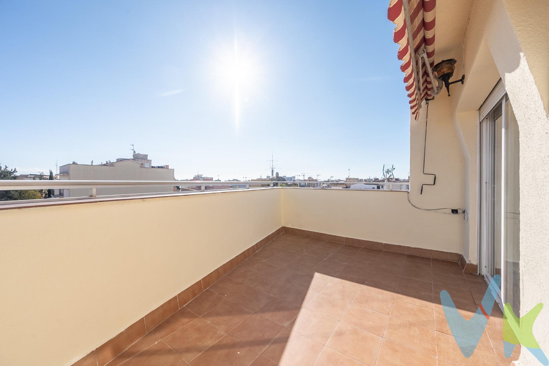 Se ofrece en venta un ático muy luminoso y con gran terraza privada, ubicado en la calle Sitges, en Vilanova i la Geltrú. La vivienda se sitúa en la cuarta planta del edificio y no dispone de ascensor. Este inmueble es ideal para quienes buscan tranquilidad, luz natural y un espacio exterior donde disfrutar del clima mediterráneo, todo ello en una ubicación céntrica y bien comunicada. Se encuentra a pocos minutos a pie del centro de la ciudad y rodeado de todos los servicios necesarios: transporte público, comercios, centros educativos y zonas de ocio. Características principales:. Dos dormitorios dobles, exteriores y con mucha luz natural. Salón comedor con salida directa a la terraza. Amplia terraza privada, perfecta para disfrutar durante todo el año. Cocina independiente con ventilación natural. Baño completo con bañera. Cuarta planta sin ascensor. Vivienda con gran potencial de mejora, ideal para personalizar a su gusto. Una excelente oportunidad como primera vivienda o como inversión, gracias a su ubicación estratégica y sus características funcionales. Para más información o para concertar una visita, no dude en ponerse en contacto con nosotros. Nota legal: El precio no incluye impuestos, gastos de gestoría, notaría ni registro. Las fotografías pueden mostrar muebles o elementos decorativos que no están incluidos en la venta.