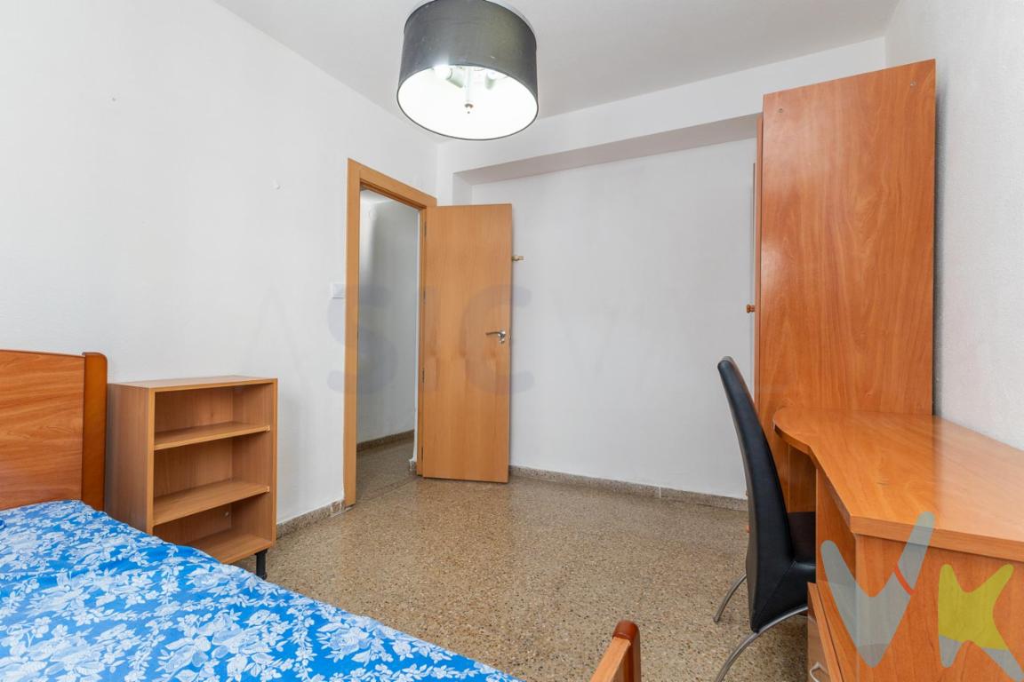 VIVIENDA  MUY LUMINOSA. EXCELENTE UBICACIÓN EN ALDAIA. IDEAL PARA ENTRAR A VIVIR O REFORMAR A GUSTO !!! Una vivienda con una distribución cómoda, estancias de buen tamaño y mucha luz natural, ideal tanto para quienes buscan su próximo hogar como para quienes valoran una propiedad con posibilidades de actualización y personalización.La vivienda dispone de tres dormitorios, lo que permite adaptarla fácilmente a diferentes necesidades: dormitorios familiares, habitación de invitados, despacho o zona de estudio.Uno de sus puntos más interesantes es el salón-comedor, una estancia amplia que permite diferenciar cómodamente la zona de descanso y la zona de comedor. Desde esta parte de la vivienda se accede al balcón, que aporta luz natural y un agradable desahogo exterior.La cocina es independiente y cuenta con ventana, superficie de trabajo y espacio de almacenaje. La distribución se completa con un cuarto de baño equipado con plato de ducha.La vivienda disfruta de entrada de luz natural en diferentes estancias y presenta una distribución práctica, con posibilidades para actualizarla progresivamente y adaptarla al gusto de sus nuevos propietarios.En definitiva, una opción especialmente interesante para quienes buscan tres dormitorios, amplitud, balcón y una vivienda con posibilidades. Características principales:  - Superficie construida aproximada: 71 m² (datos extraídos de catastro)FINCA SIN ASCENSOR. 3ERA ALTURA3 HABITACIONES1 BAÑO CON DUCHACOCINA INDEPOENDIENTE EN BUEN ESTADOSALÓN AMPLIO MUY LUMINOSOBALCÓNEXCLENTE UBICACIÓN EN ALDAIA  IDEAL PARA ENTRAR A VIVIR O REFORMAR A GUSTO !!! La vivienda, ubicada en una zona tranquila de Aldaia y próxima al centro. Rodeada de todos los servicios necesarios. Se puede entrar a vivir o reformar a gusto !! Condiciones económicas y legalesPVP: 146.000 EURGastos e impuestos no incluidos en el precio. La compra conlleva impuestos y gastos de formalización para el comprador.En las segundas o posteriores transmisiones, el Impuesto de Transmisiones Patrimoniales (ITP) se liquidará conforme a la normativa vigente de la Comunitat Valenciana. Con carácter general, el tipo aplicable es del 10%, sin perjuicio de la aplicación de tipos reducidos del 8%, 6% o 3%/4% cuando concurran los requisitos legalmente establecidos para ello.La compraventa se realizará con gastos según ley, por lo que los gastos de notaría y registro de la propiedad serán asumidos conforme a lo dispuesto en la normativa aplicable. A título orientativo, dichos gastos, según aranceles oficiales, pueden situarse aproximadamente entre 400 EUR y 800 EUR, dependiendo del precio final y de las circunstancias de la operación.Honorarios de intermediación inmobiliaria no incluidos en el precio: 4 % más IVA sobre el precio final de venta.Se informa al consumidor que la agencia actúa como intermediaria inmobiliaria en la operación, estando cualquier eventual compraventa y sus condiciones sujeta a la aceptación expresa del propietario o vendedor y a la posterior formalización del correspondiente contrato de arras.El consumidor tiene, conforme a la normativa vigente, a su disposición información y documentación adicional relativa al inmueble, pudiendo consultarla en la agencia inmobiliaria.La información contenida en este anuncio tiene carácter meramente informativo y no contractual, pudiendo estar sujeta a errores u omisiones involuntarias.